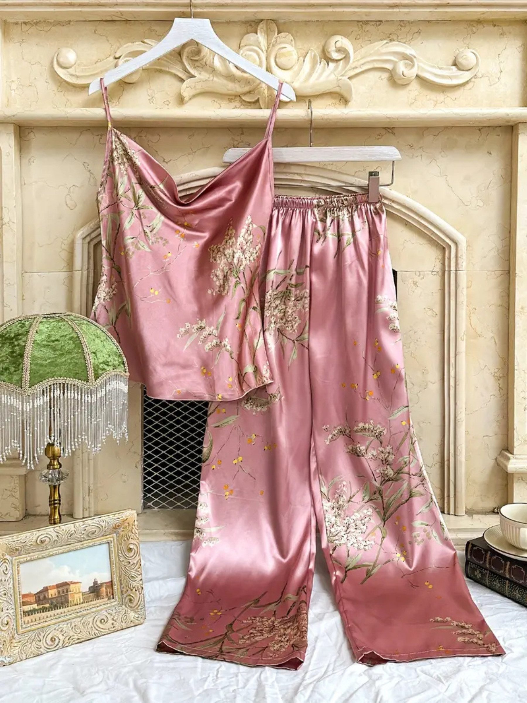 Elegant Love Capri-Pyjama Schlafanzug-Set mit elegantem Blumendruck, Damen-Nachtwäsche aus Satin (Set, 2 tlg., Top + Hose) Loungewear, Sexy Nachtwäsche