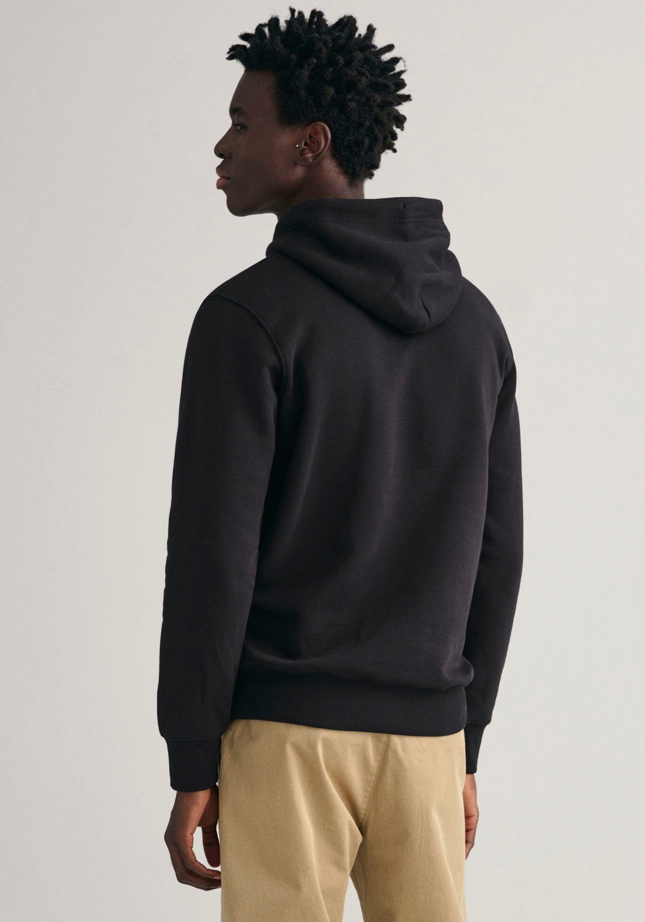 Gant Hoodie REG SHIELD auf black mit Brust HOODIE Logostickerei der