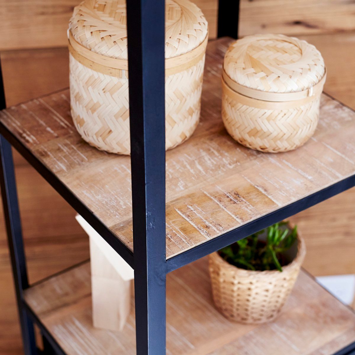 Tikamoon Bücherregal Hochschrank auf Rollen im industriellen Stil mit Mangoholz und Metall