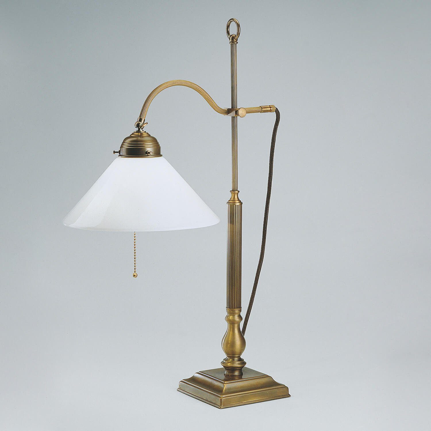 Licht-Erlebnisse Nachttischlampe C2, ohne Leuchtmittel, Nachttischleuchte Zugschalter 64 cm Weiß Messing Glas E27 Jugendstil