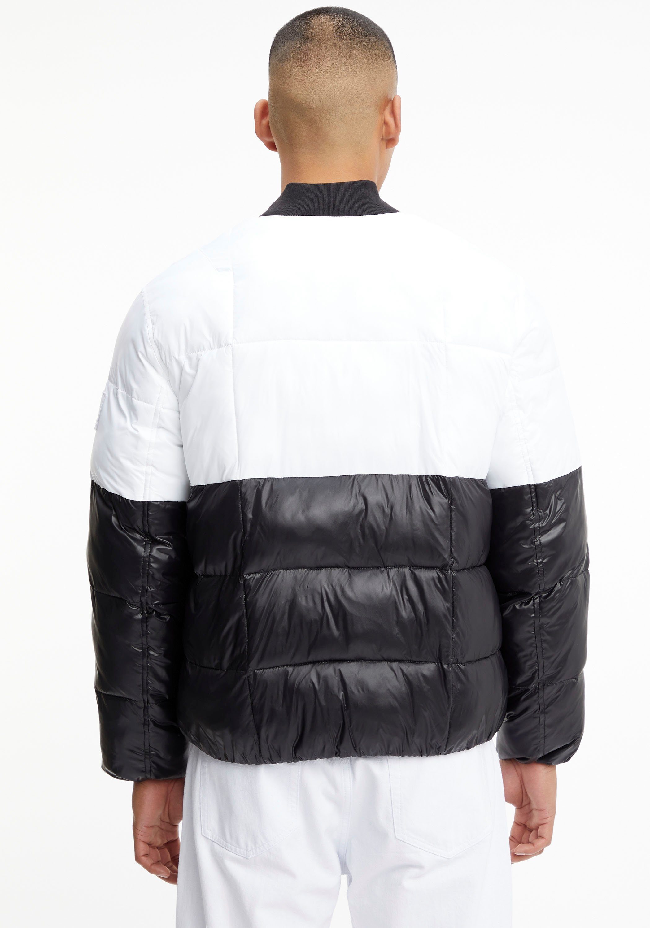 mit aus Klein Rippbündchen BLOCKING Jeans Stehkragen PUFFER Calvin Steppjacke