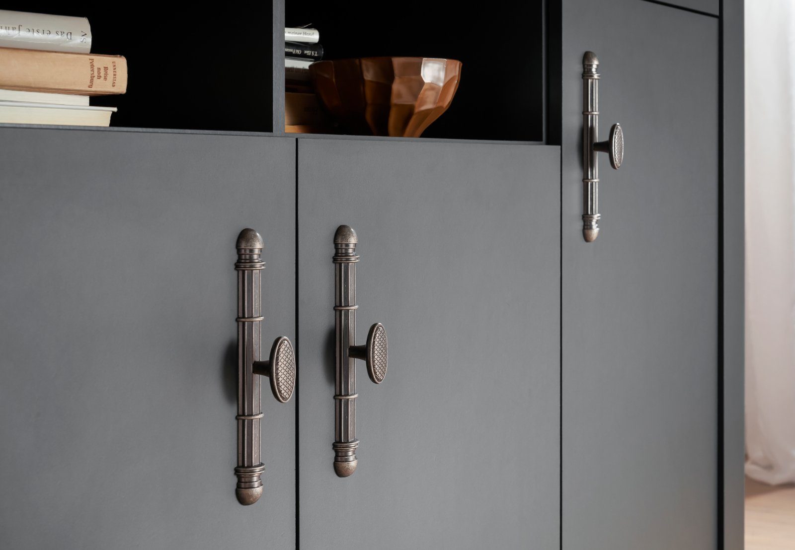 Furn.Design Anrichte Ribera (hohes Sideboard in matt grau mit Wotan Eiche, 169 x 104 cm), mit Soft-Close-Funktion