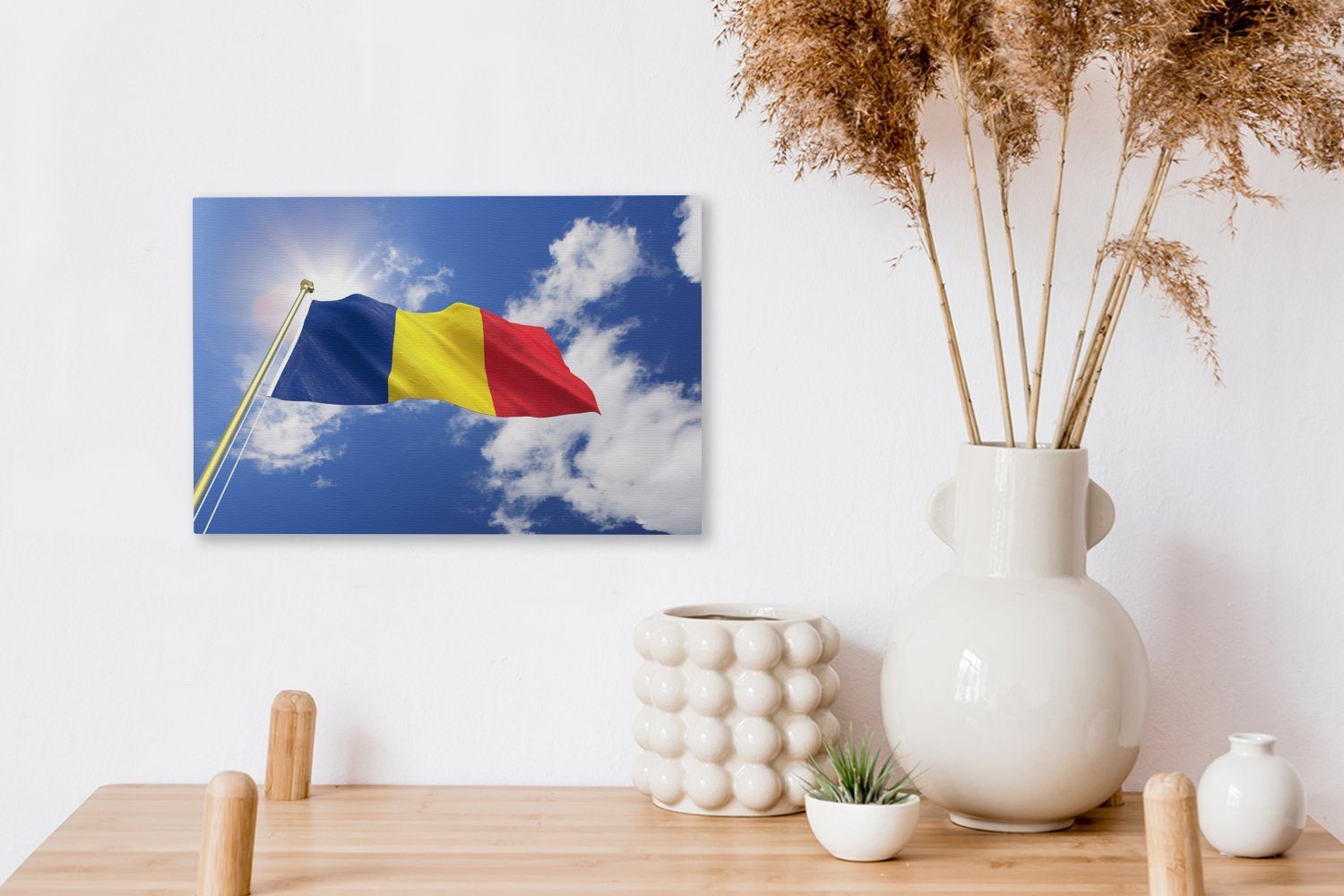 OneMillionCanvasses® Leinwandbild Rumäniens Flagge weht St), Himmel, Wanddeko, (1 am Wandbild cm 30x20 Aufhängefertig, Leinwandbilder
