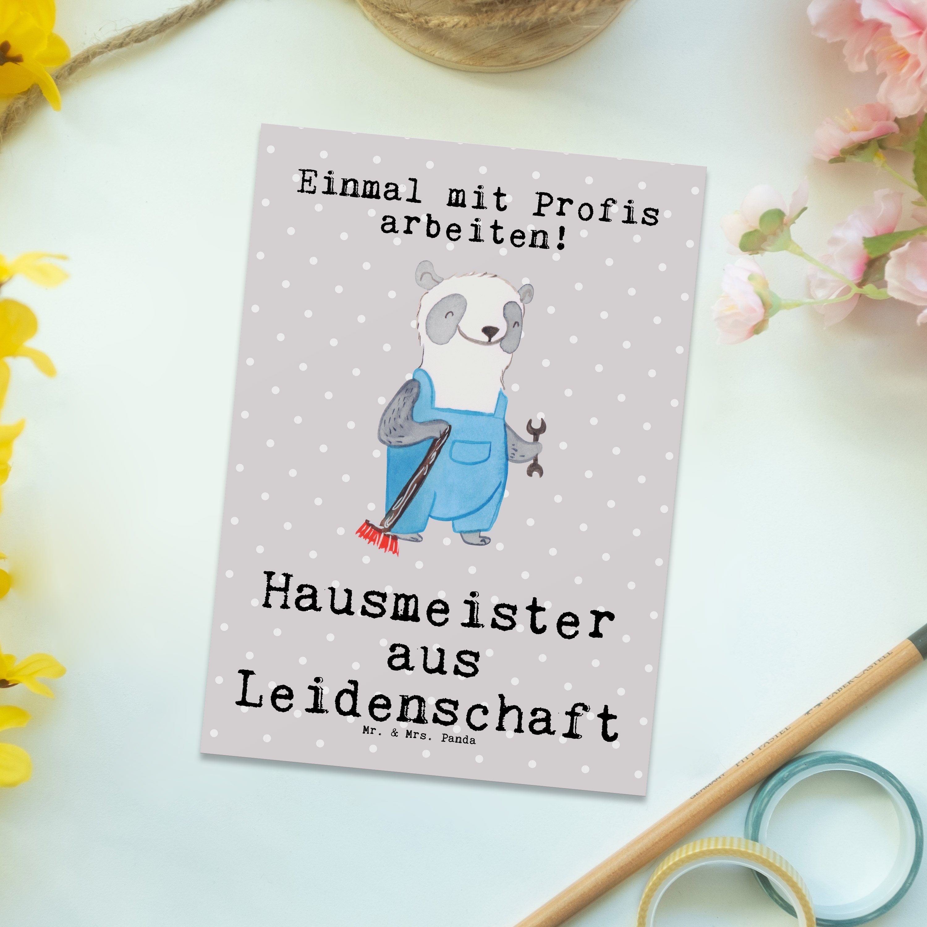 Rente, Geschenk, Pastell - Mr. & Hausmeister Panda Leidenschaft Postkarte - Arbeit Grau aus Mrs.