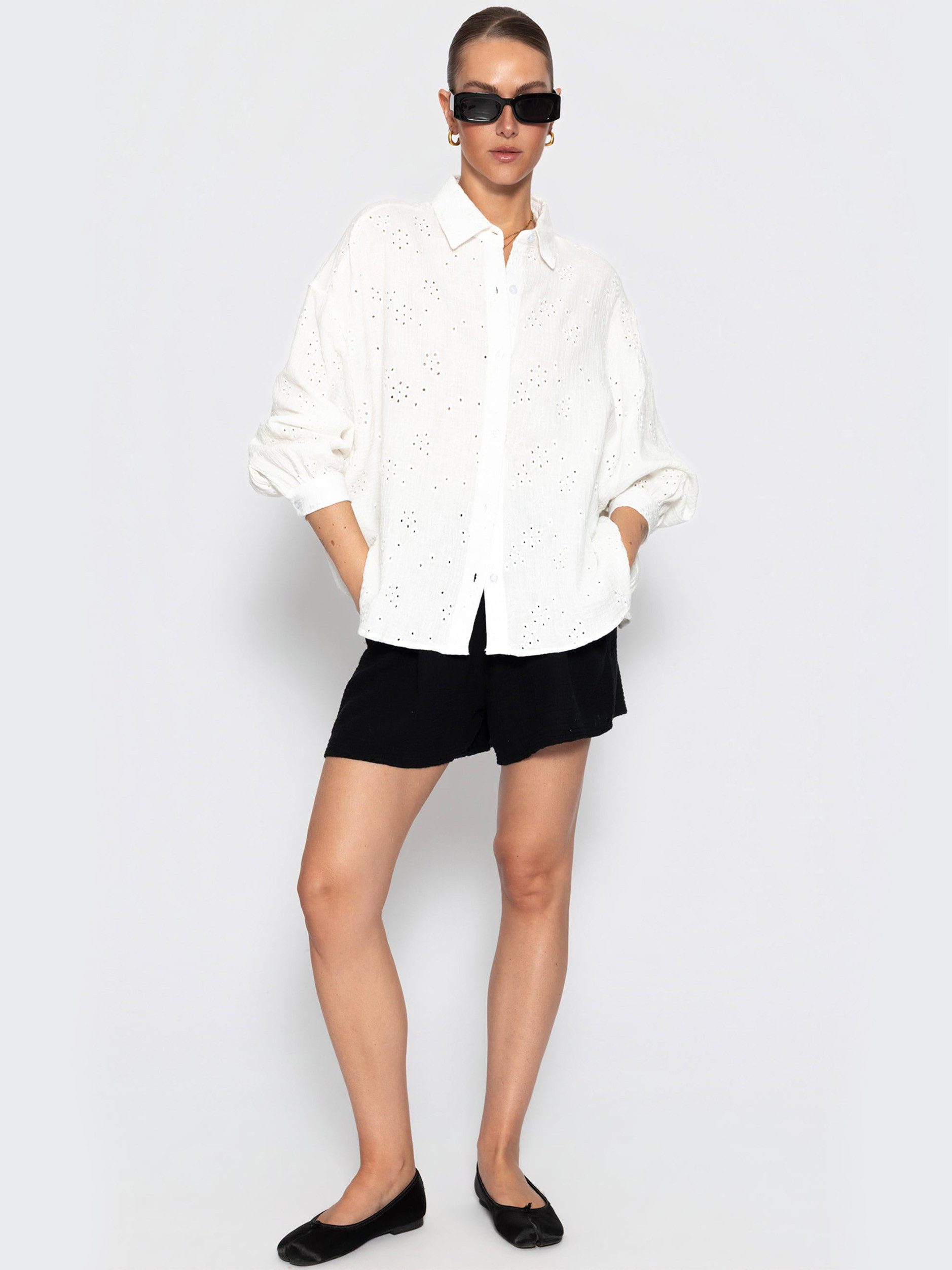 SASSYCLASSY Langarmbluse Musselin Bluse mit Lochstickerei für Damen Luftige Bluse aus Musselin mit Lochstickerei Taupe Offwhite – Bild 3 von 5