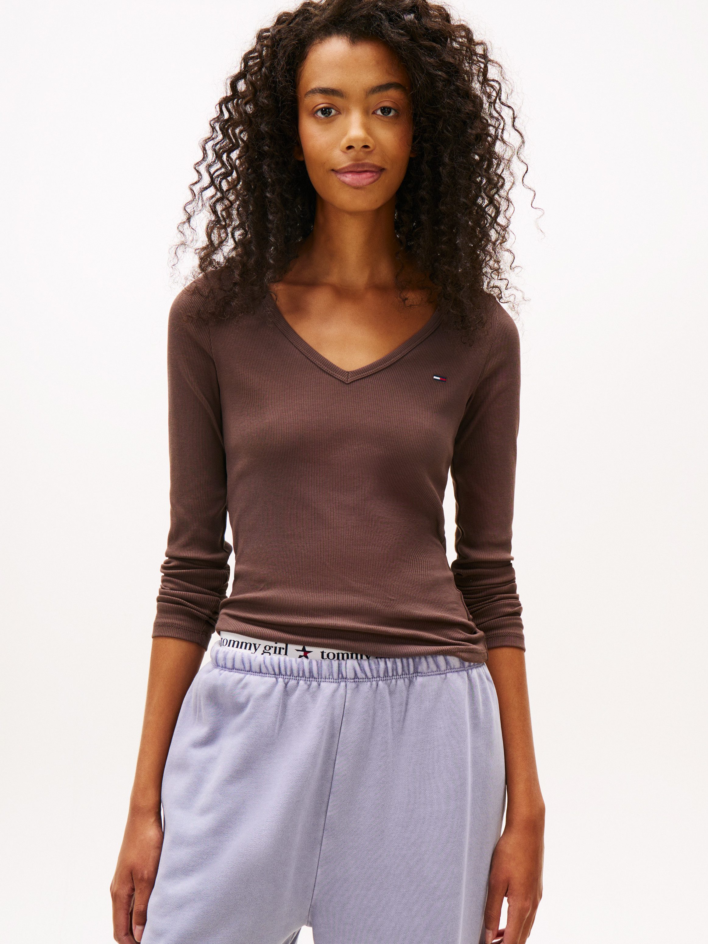 Tommy Jeans Langarmshirt TJW SLIM ESSENTIAL RIB V LS mit Logostickerei günstig online kaufen