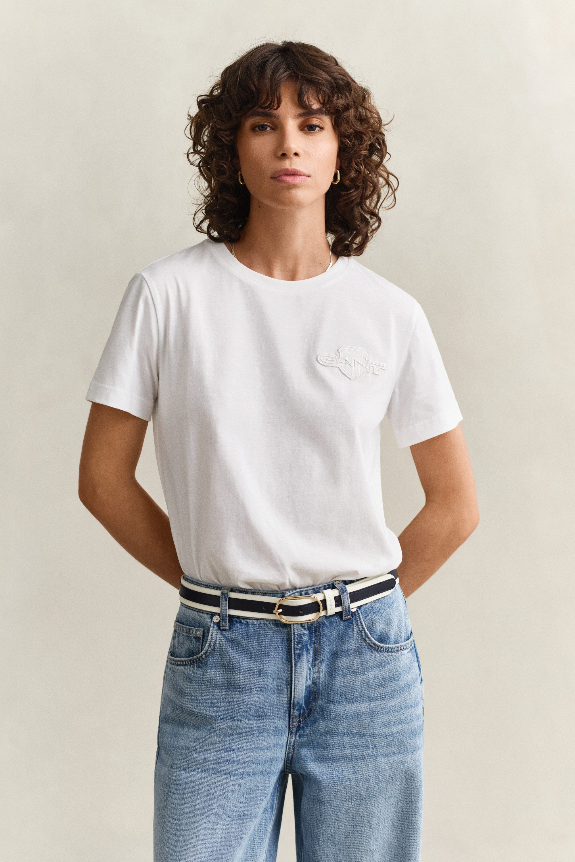 Gant T-Shirt REG TONAL SHIELD SS T-SHIRT Rundhals, Ton in Ton Stickerei