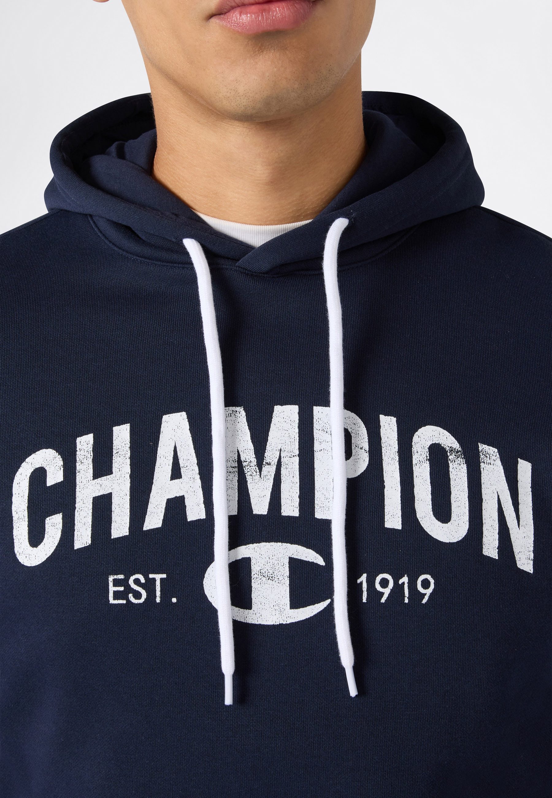 Champion Kapuzensweatshirt SPORTWEAR HOODIE Standard Fit Langarm-Ausführung, aus Baumwolle und Polyester, Standard Fit
