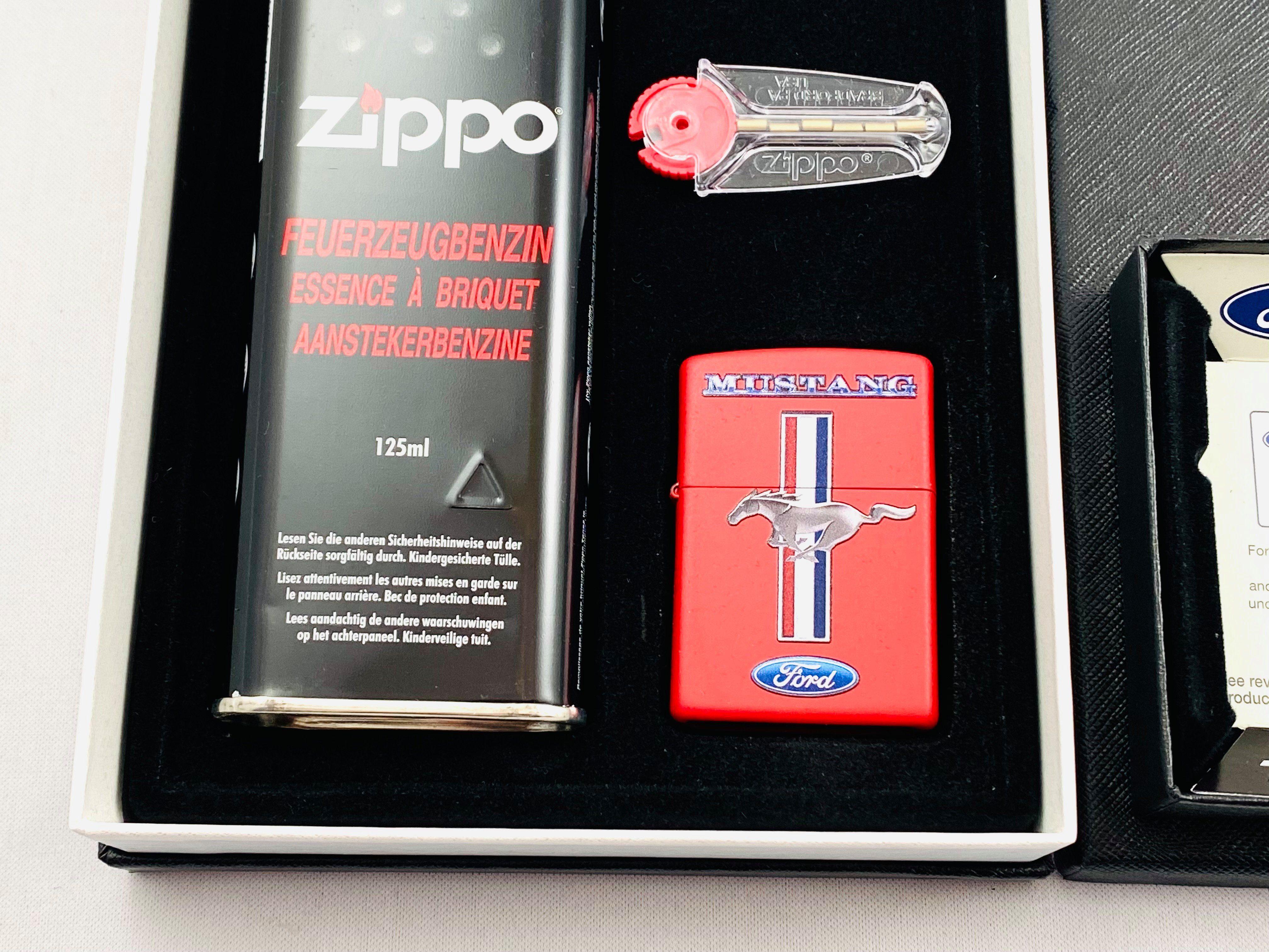 Zippo Feuerzeug Ford Mustang matt rot Geschenkset Sturmfeuerzeug