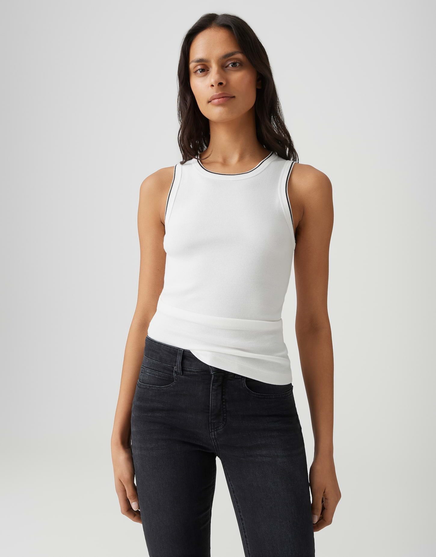 OPUS Tanktop Geripptes Tanktop mit kontrastfarbenen Bündchen Schmale Passform, sportliches Highlight durch Rippbündchen
