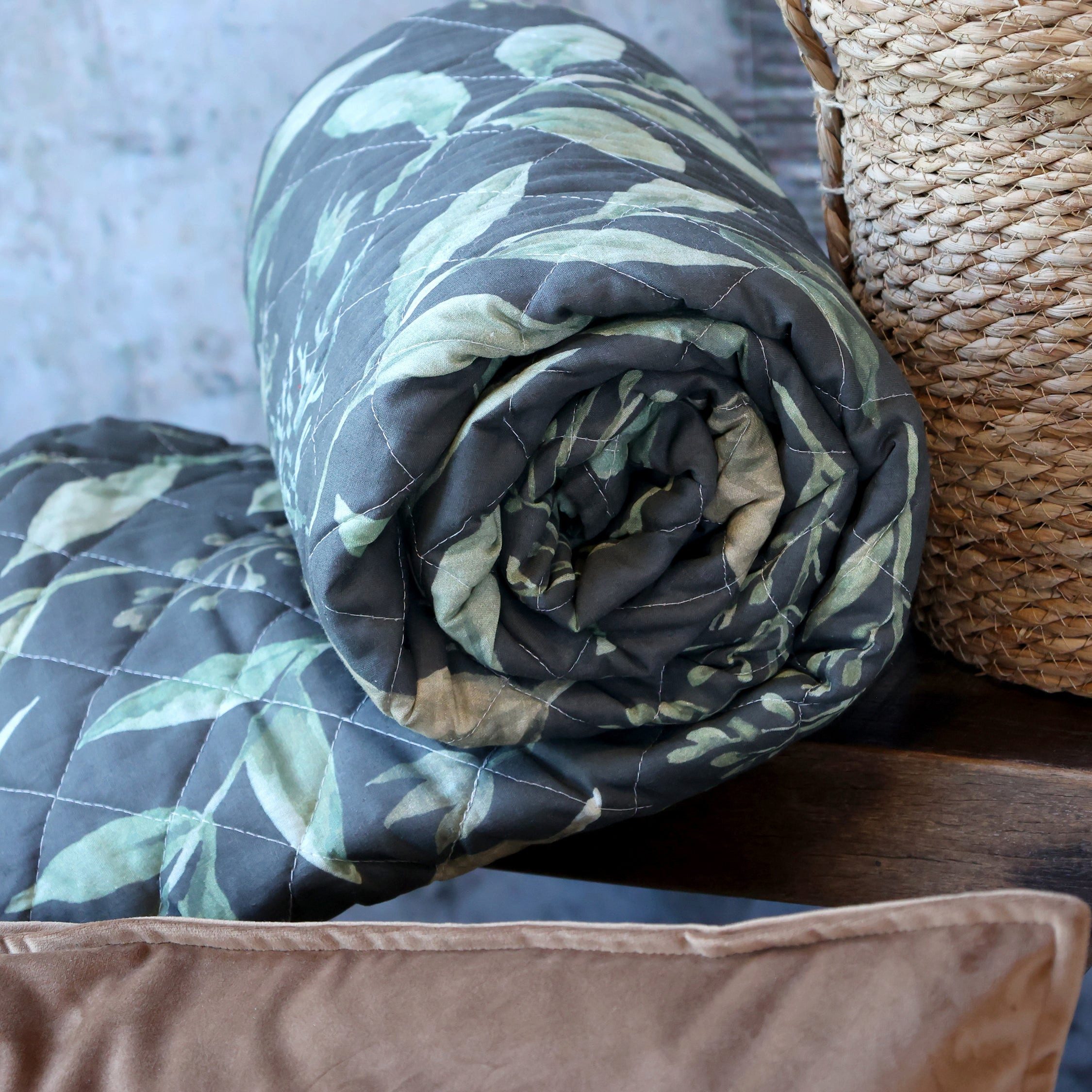 Chic Antique Tagesdecke Chic Antique Aix Quilt mit Blattmuster Olive / Midnight