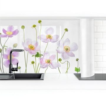 Bilderdepot24 Küchenrückwand weiß dekor Blumen Landhaus Wandpaneel Küche Anemonen Mix, (1-tlg., Nischenrückwand - für Fliesenspiegel ohne Bohren - matt), Spritzschutz Rückwand Küche Herd - Folie selbstklebend versch. Größen