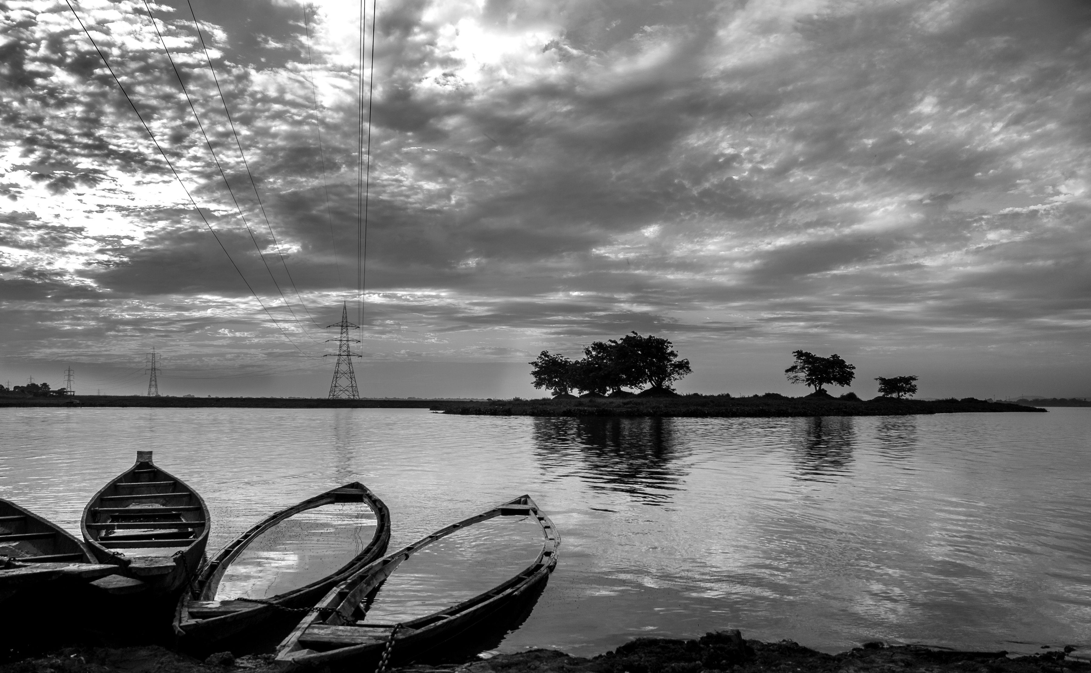 Papermoon Fototapete Boote im Wasser Schwarz & Weiß