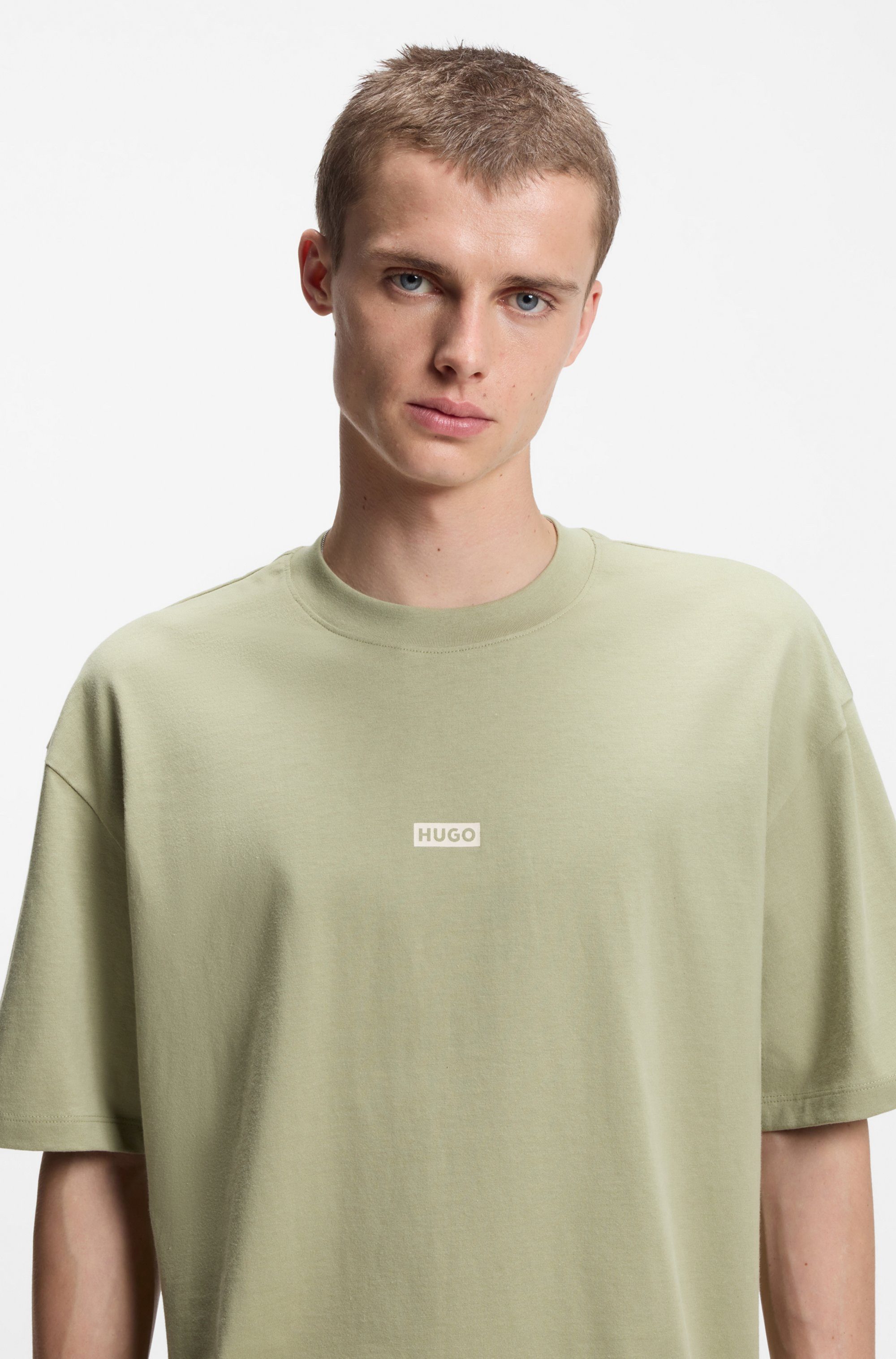 HUGO T-Shirt Nalono mit Logodruck, Oversized Look mit Backprint