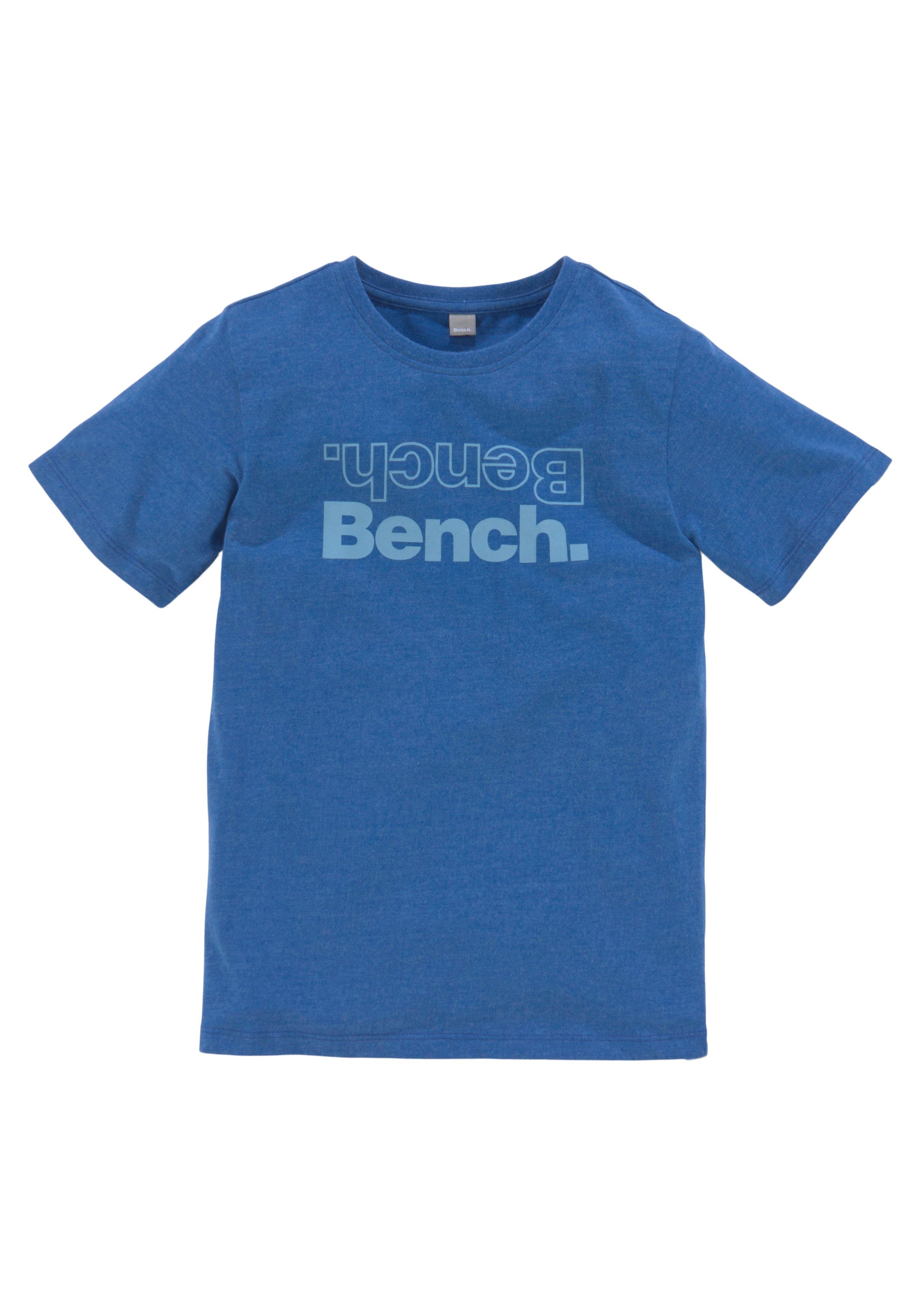 coolem T-Shirt mit Bench. Brustdruck