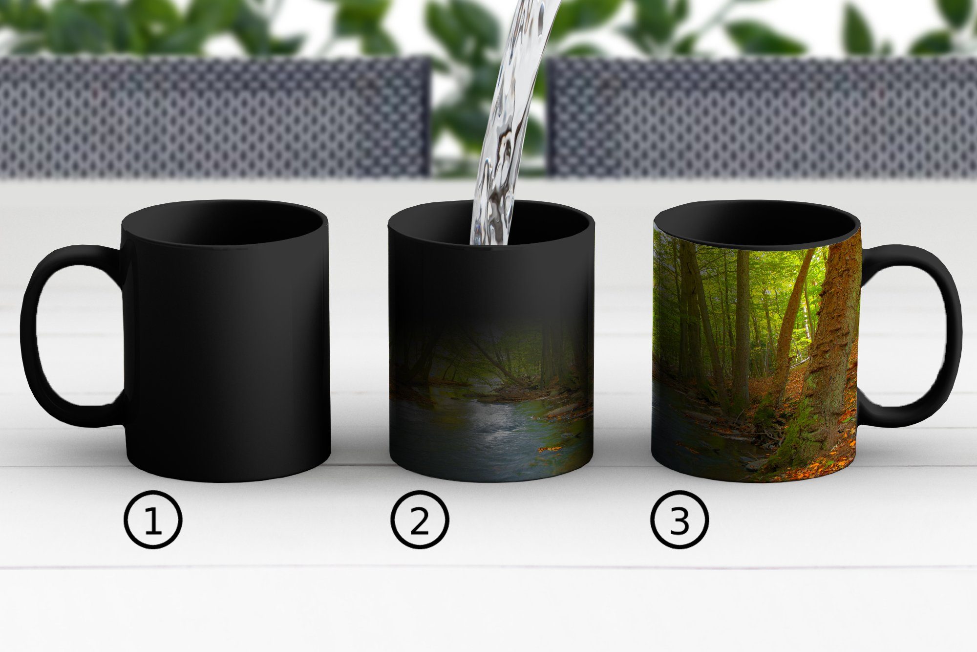 Fluss Kaffeetassen, Keramik, eines Teetasse, Geschenk dunkler MuchoWow Tasse Zaubertasse, Ein inmitten Farbwechsel, Waldes, dänischen