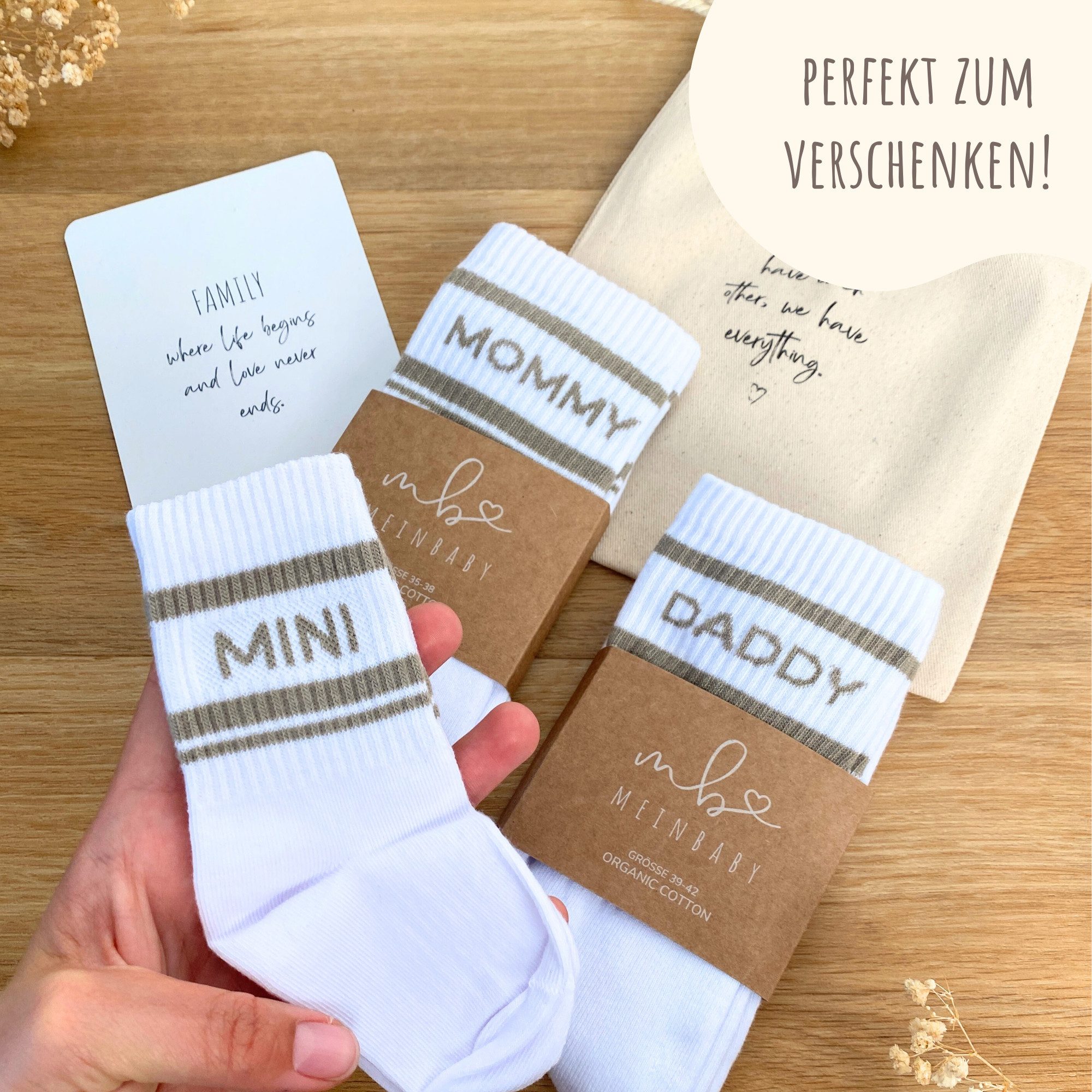 MeinBaby123® Tennissocken Geschenkset Schwangerschaft, Geschenk zur Geburt & Baby Shower (Set, 3 Paar Socken inkl. Baumwollsäckchen und Karte) Geschenkidee frischgebackene Eltern, Mama Papa Baby