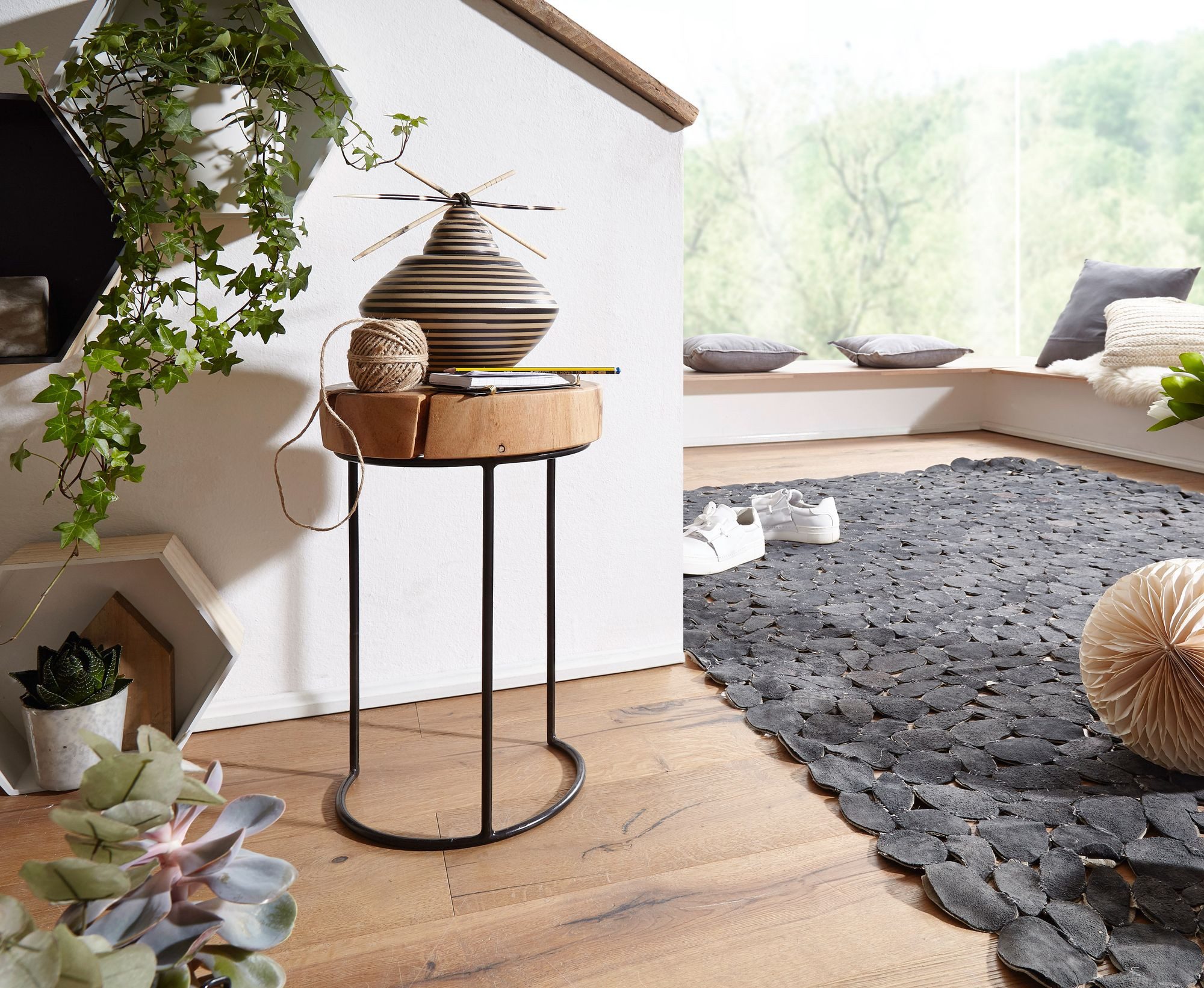 furnicato Beistelltisch Baumstammform 28x45x28 Echtholz (1-St), Handgefertigter Beistelltisch mit Baumstammplatte für dein Wohnzimmer
