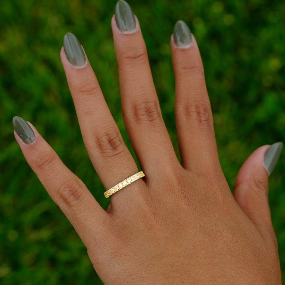 Lisandra Scott Silberring Eternity Ring Treasure 925 Sterling Silber mit Zirkonia Steinen Breit, Für starke Gefühle & stilvolle Hände – breiter Silberring mit Glanz