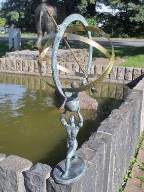 Bronzeskulpturen Skulptur Bronzefigur Sonnenuhr von einem Mann getragen