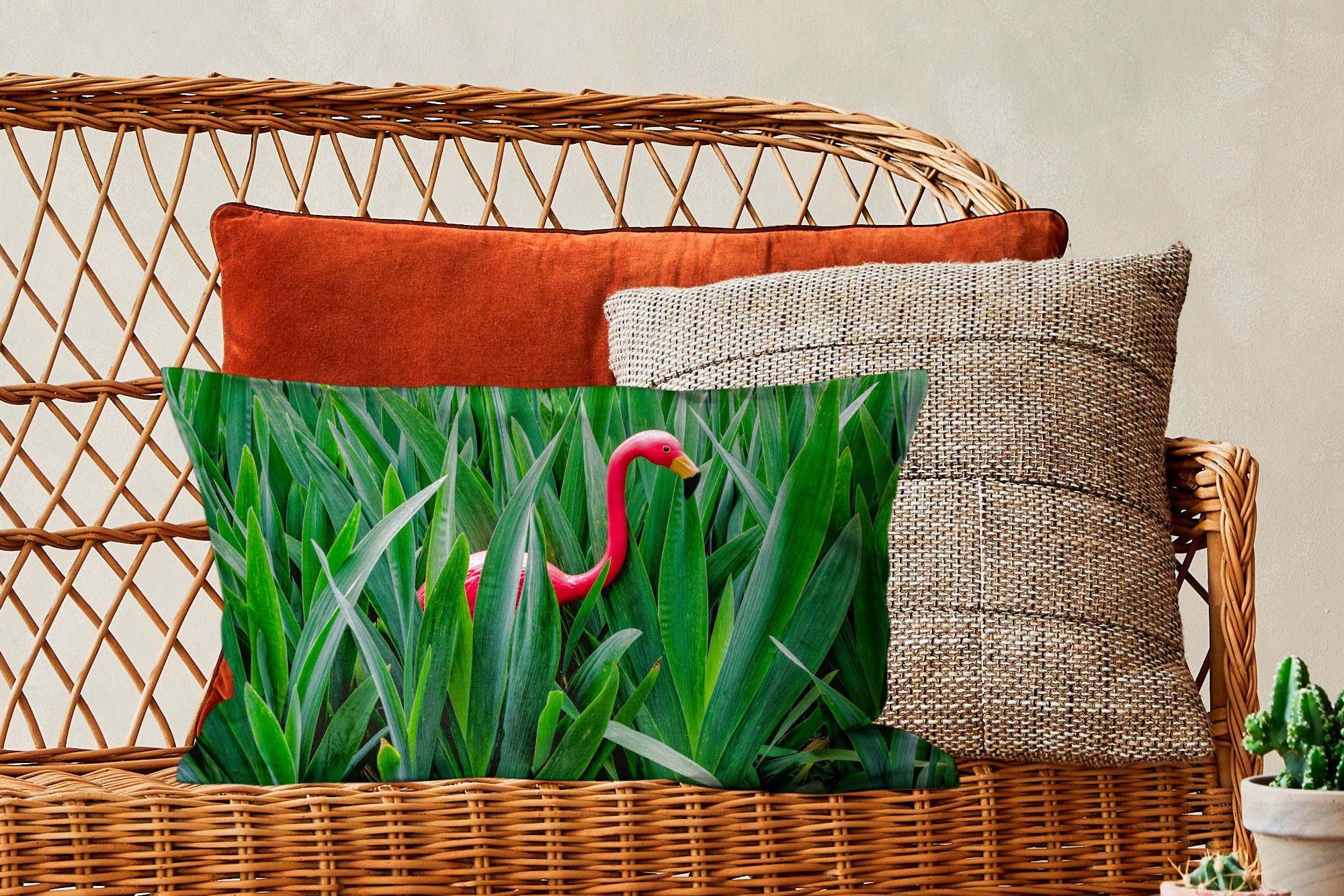 MuchoWow Dekokissen Flamingo zwischen Zierkissen, Schlafzimmer Füllung, mit Wohzimmer Dekokissen Dekoration, Blättern