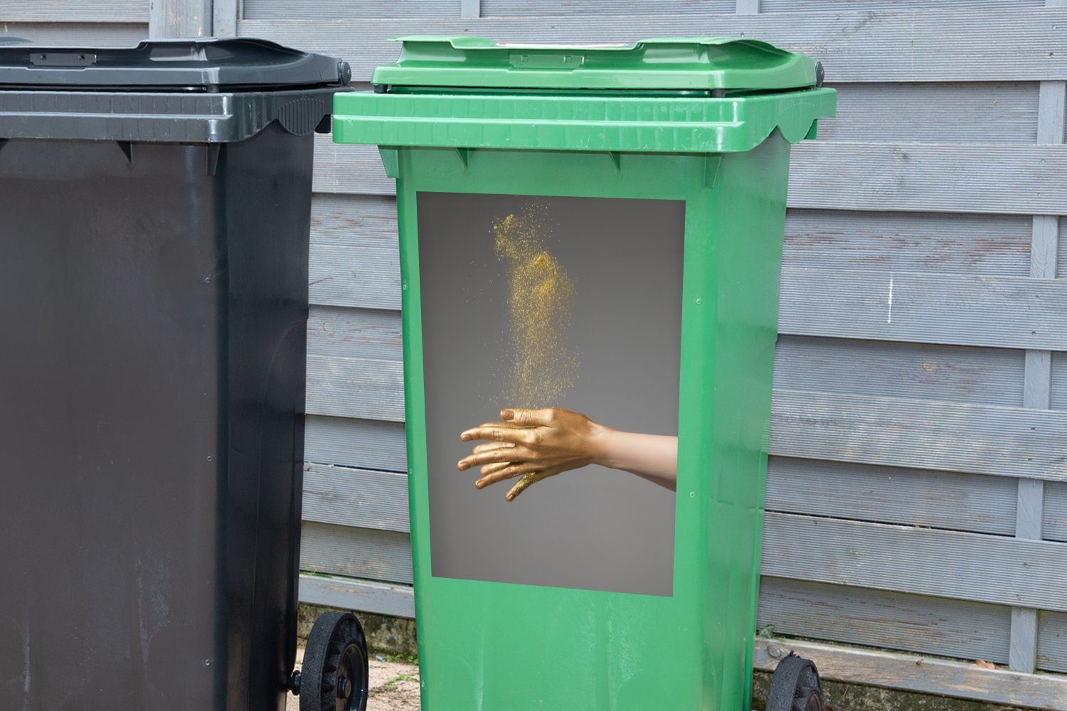 Wandsticker Sticker, und Händen Abfalbehälter (1 Frau einer Glitzerwolke Container, MuchoWow mit Mülltonne, goldgefärbten Mülleimer-aufkleber, St),