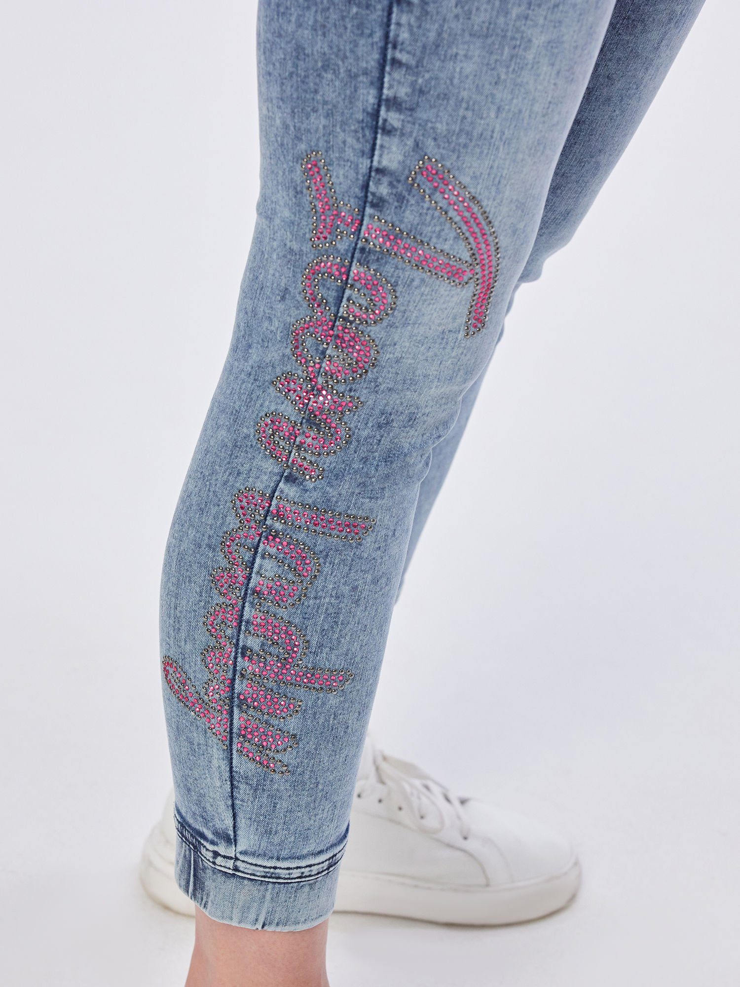 Sarah Skinny-fit-Jeans Kern mit seitlicher Nietenverzierung