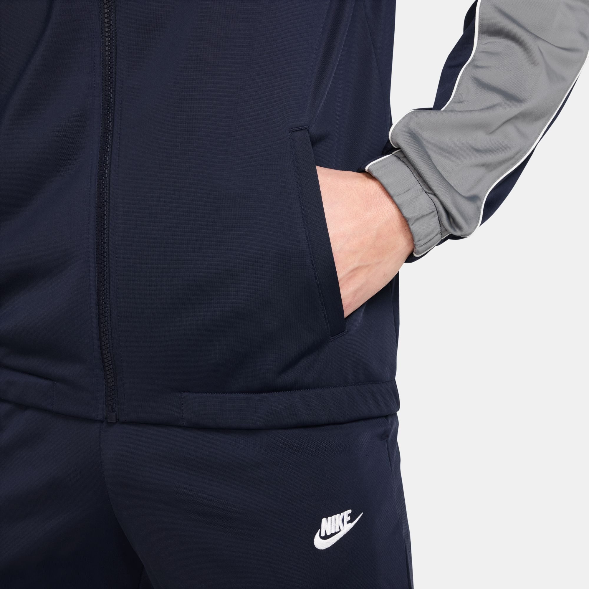 Nike Sportswear Trainingsanzug Nike Sportswear Club Men's Poly-Knit Tracksuit, mit leichtem Material, in Poly-Knit-Ausführung, aus Polyester