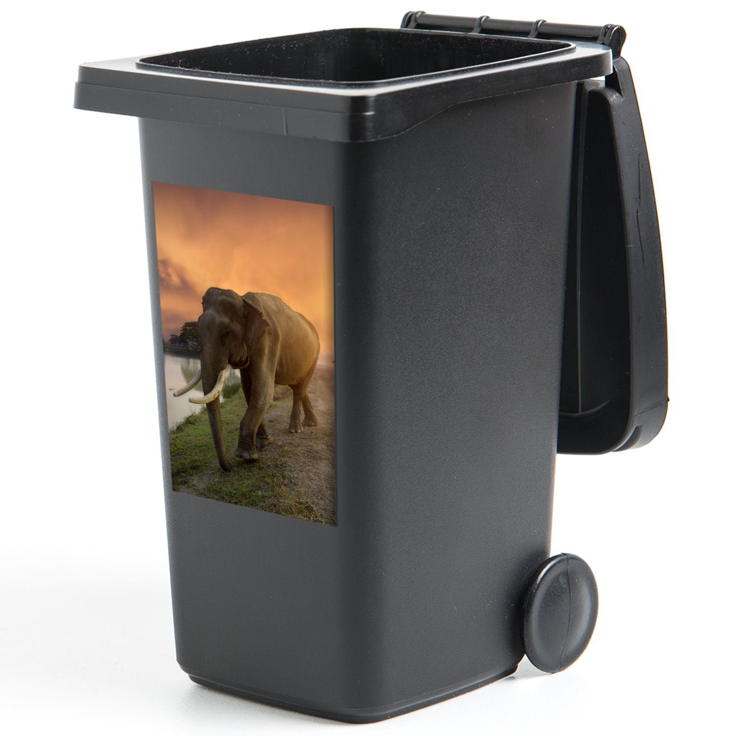 Sticker, Natur St), Mülltonne, Wasser - Elefant - MuchoWow Sonnenuntergang Container, Tiere - (1 - Mülleimer-aufkleber, Wandsticker Abfalbehälter