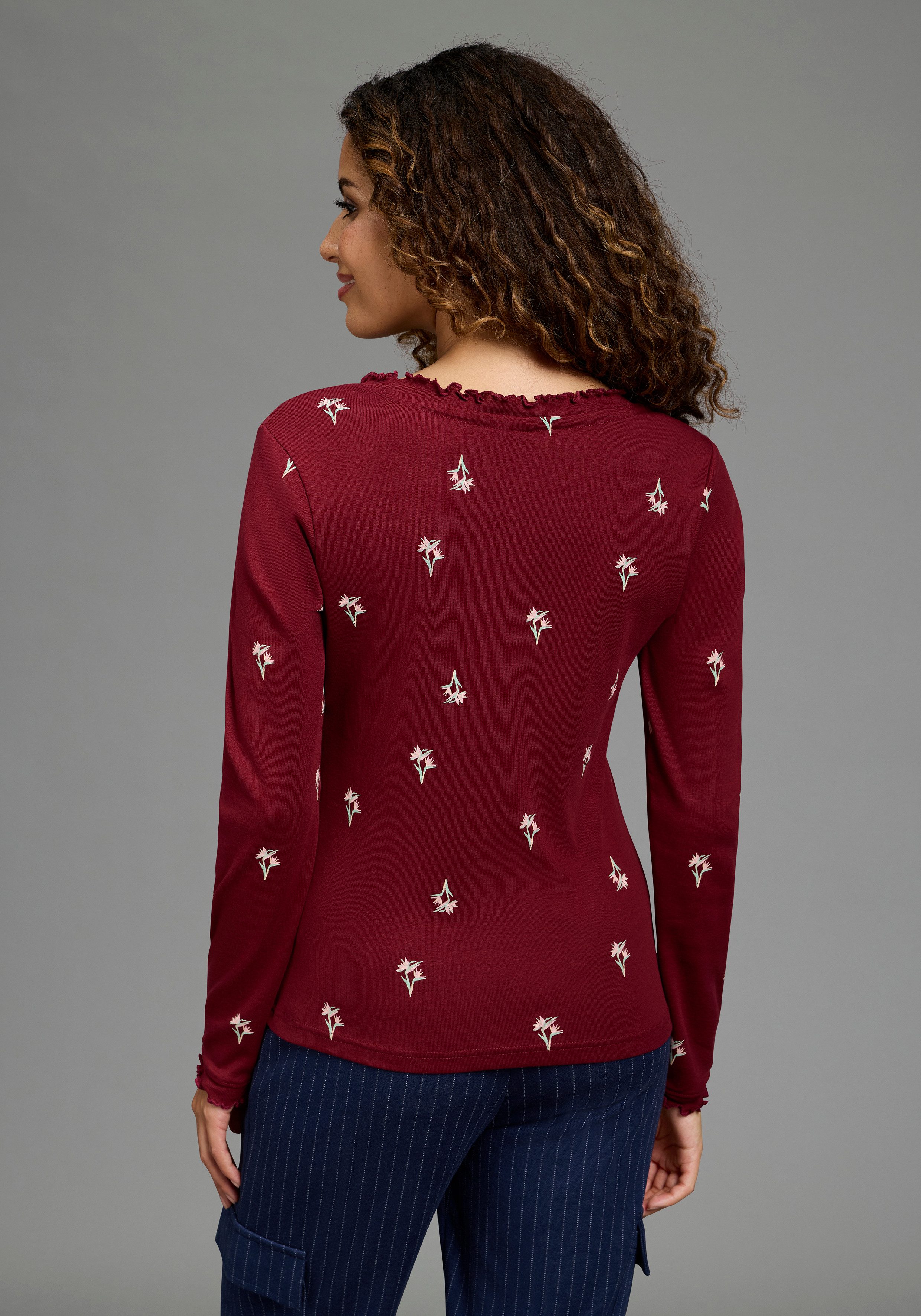 KangaROOS Langarmshirt mit V-Ausschnitt, figurbetonte Passform, hüftlange Form, aus Rippware