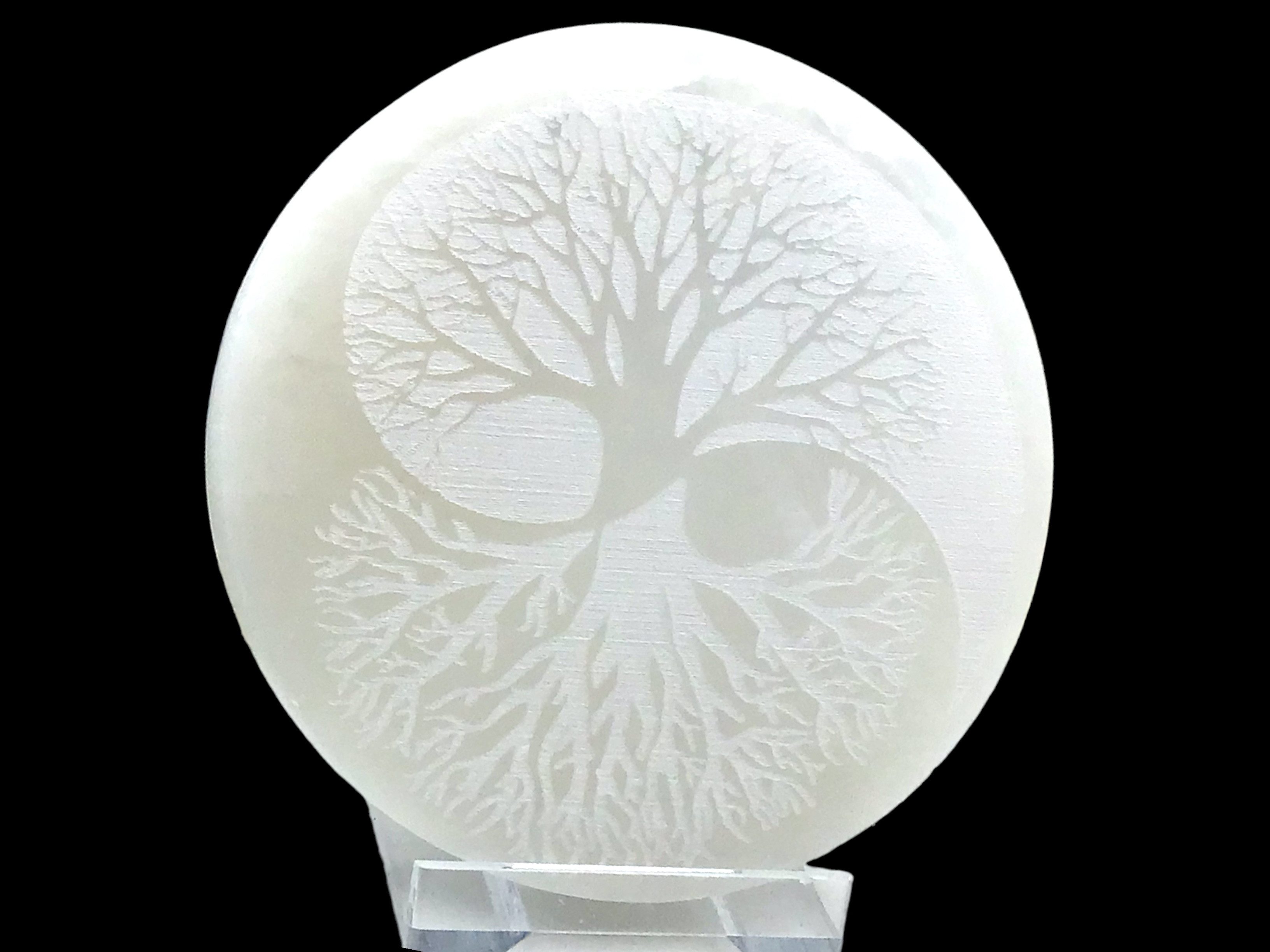 Steinfixx® Dekoobjekt Selenit Platte mit Gravur Yin-Yang oder Baum des Lebens (Set, 1 Platte mit Acrylständer 10 oder 13,5 cm), handgraviert und poliert