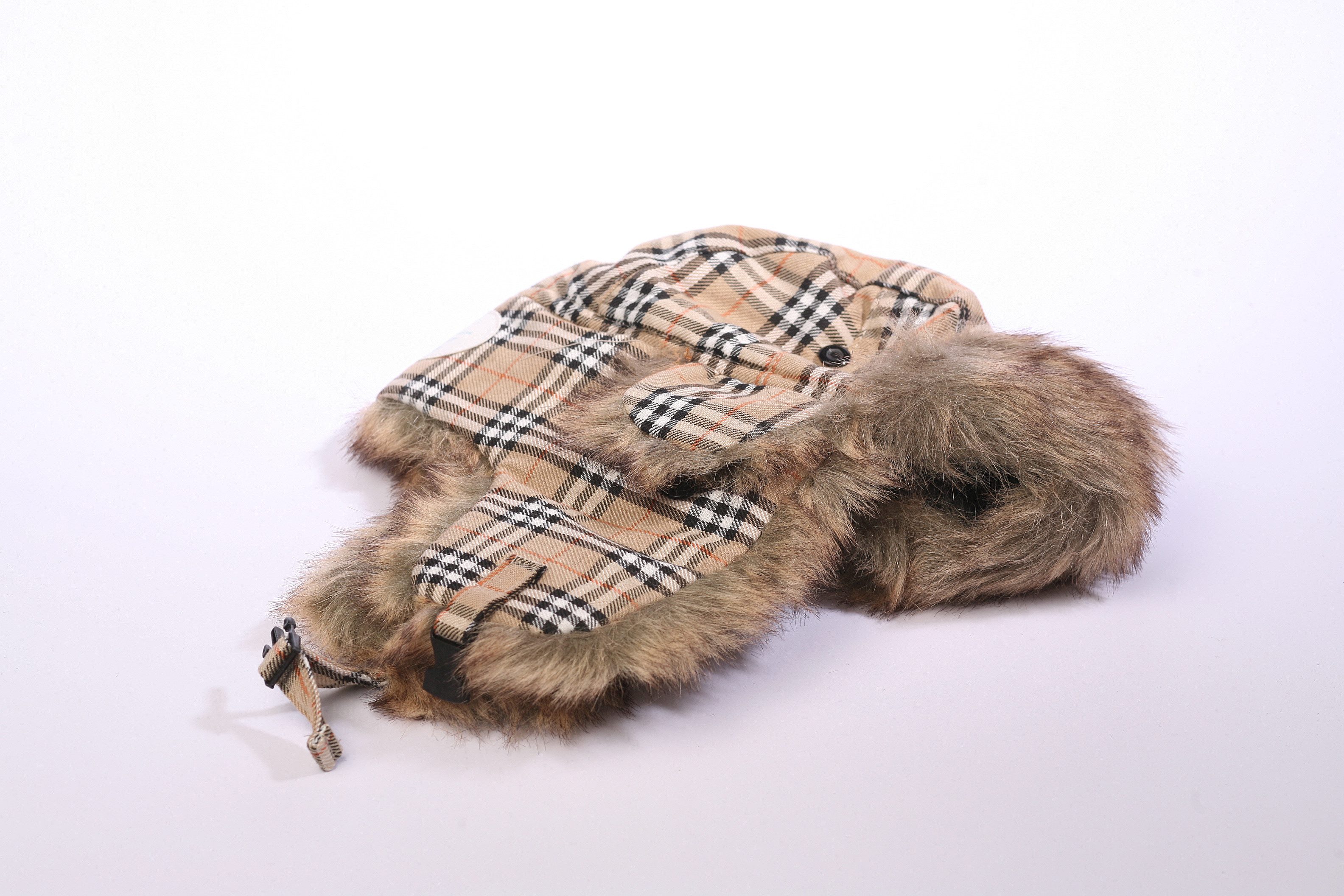 DanCarol Ohrenwärmer DC-W-484-Trendy Mütze mit Ohrenklappen und Verschluß am Hals