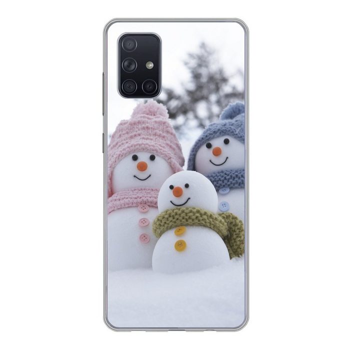 MuchoWow Handyhülle Eine Familie von Weihnachtspuppen in einer verschneiten Landschaft Handyhülle Samsung Galaxy A51 5G Smartphone-Bumper Print Handy
