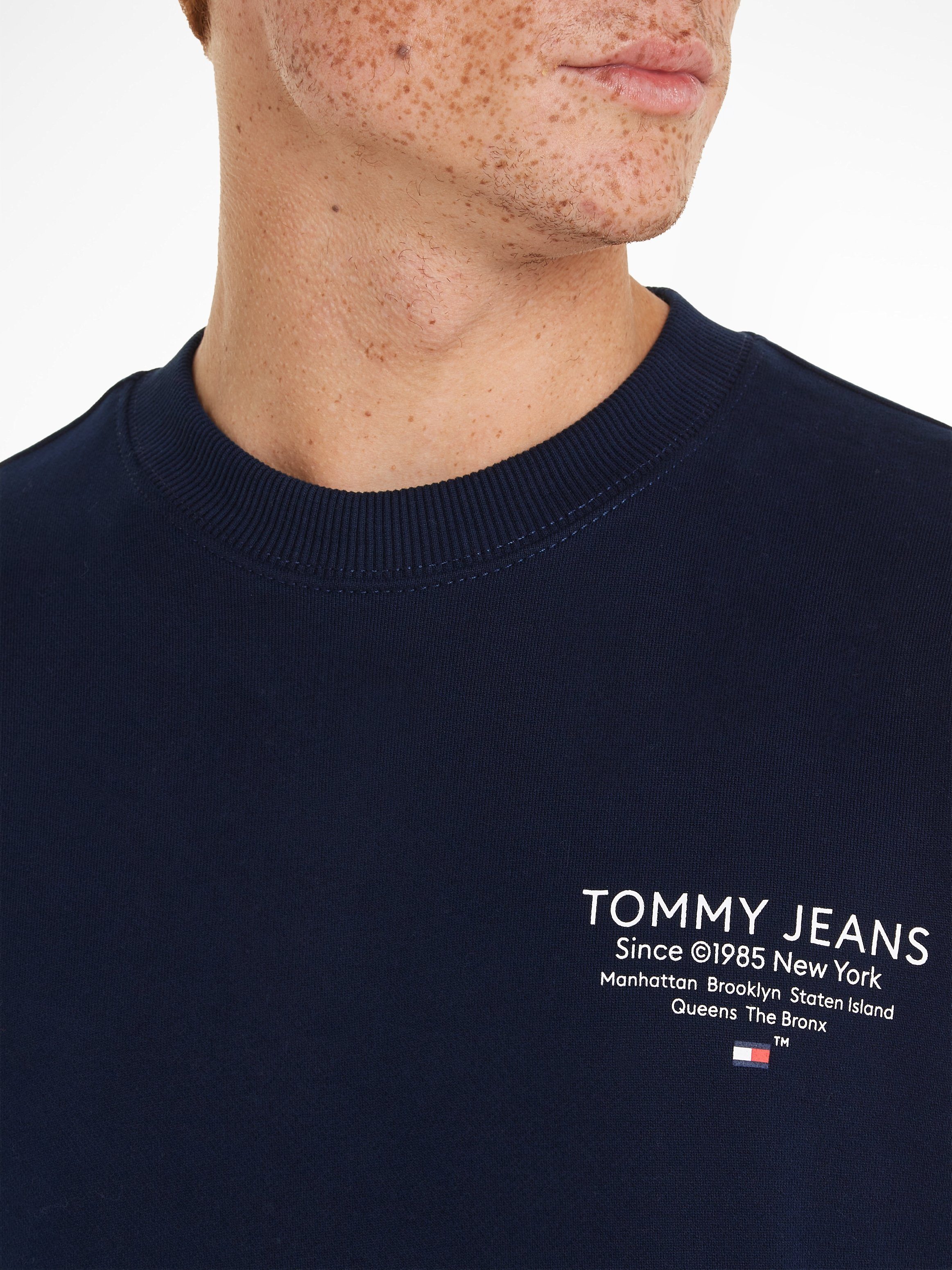 Tommy Navy REG Night TJM Tommy ESSENTIAL Aufdruck Sweatshirt CREW mit Dark Jeans GRAPHIC Jeans