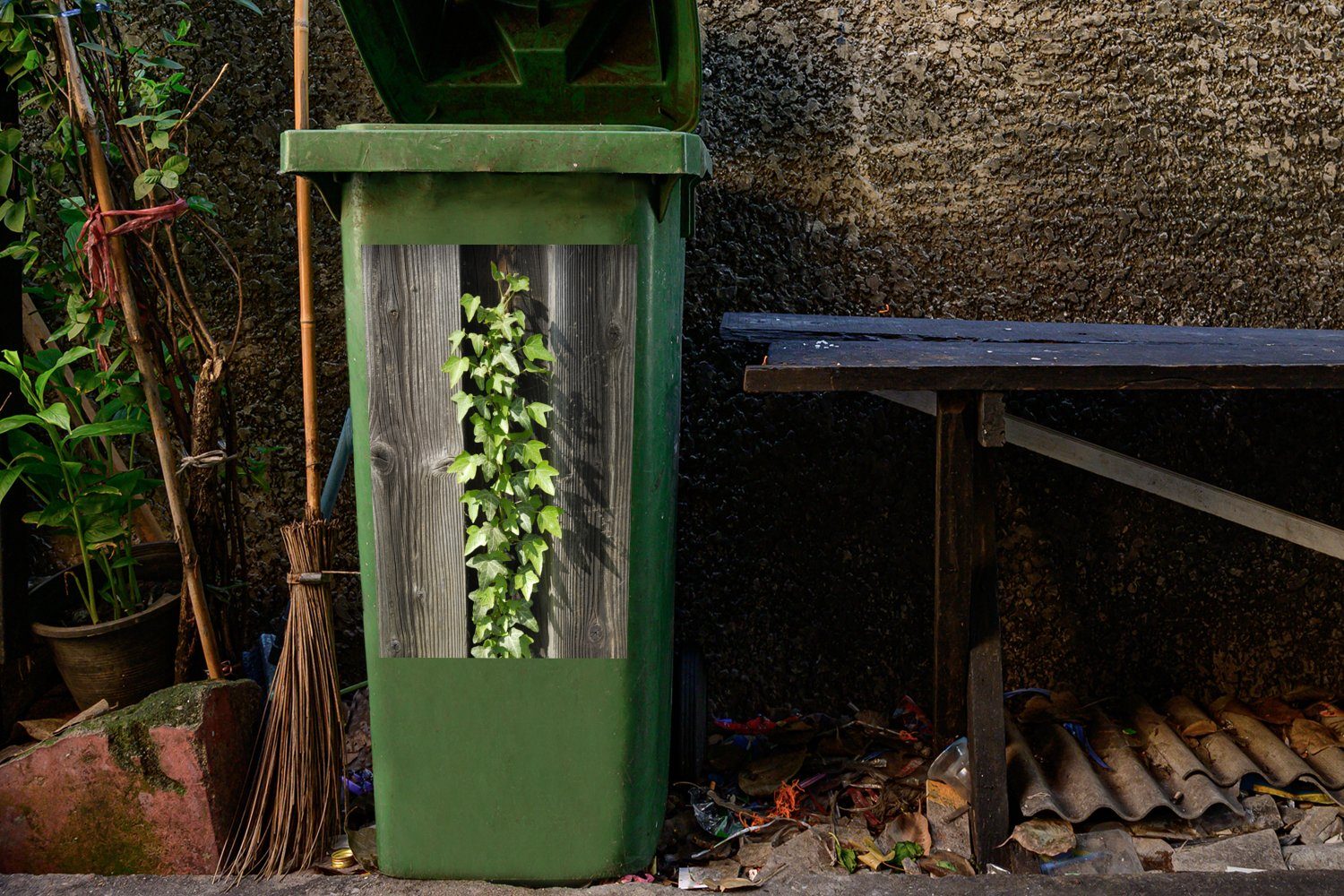 Eine Holzzaun MuchoWow Mülltonne, (1 Sticker, St), Container, Hedera auf hellgrüne Mülleimer-aufkleber, Wandsticker Abfalbehälter einem
