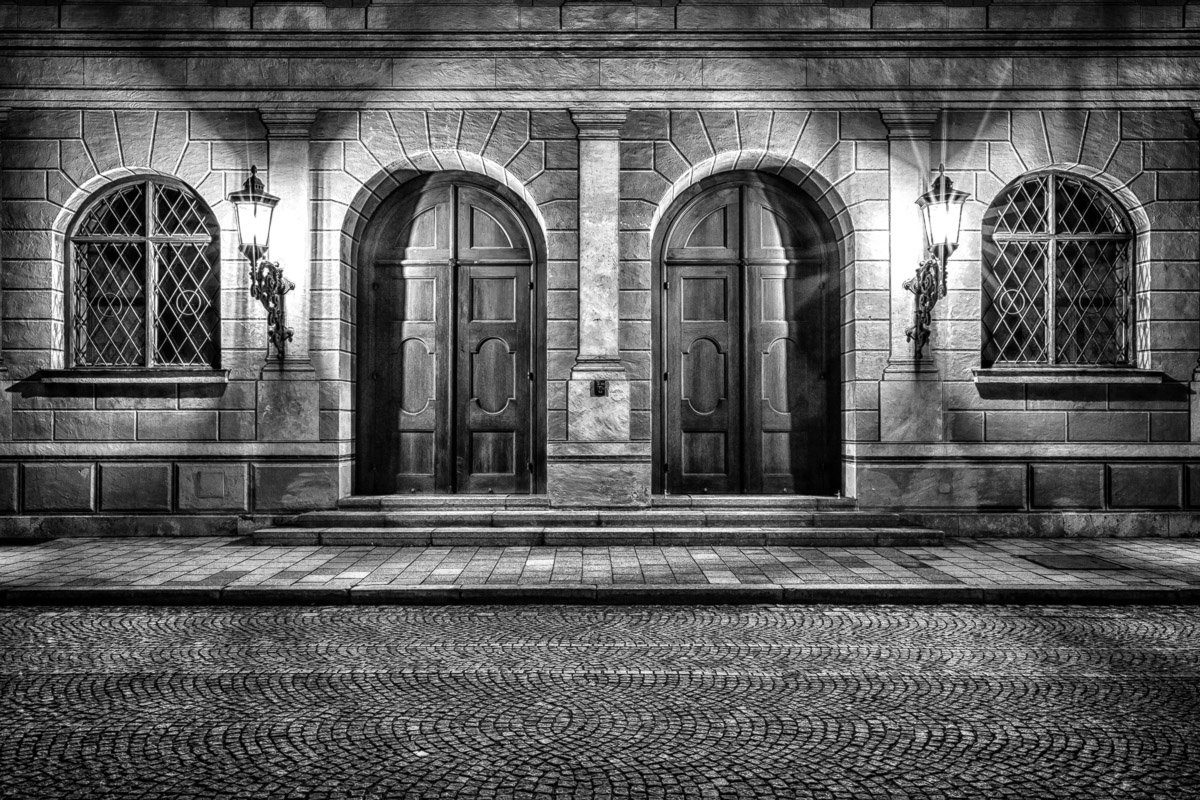 Papermoon Fototapete Alte Türen Schwarz & Weiß