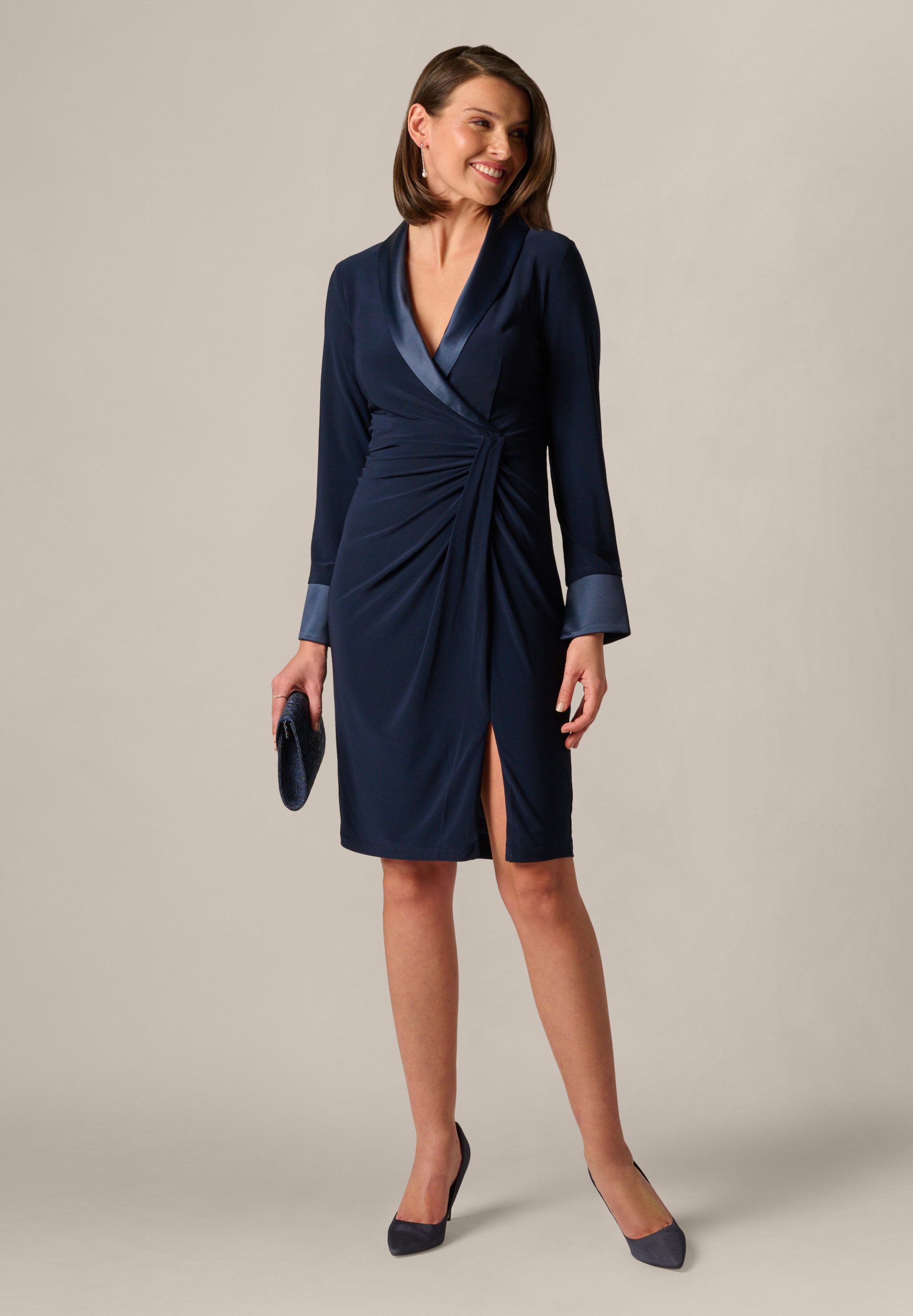 Adrianna Papell Midikleid Combo Shawl Collar Midi Dress Elegantes, raffiniertes knielanges Smokingkleid