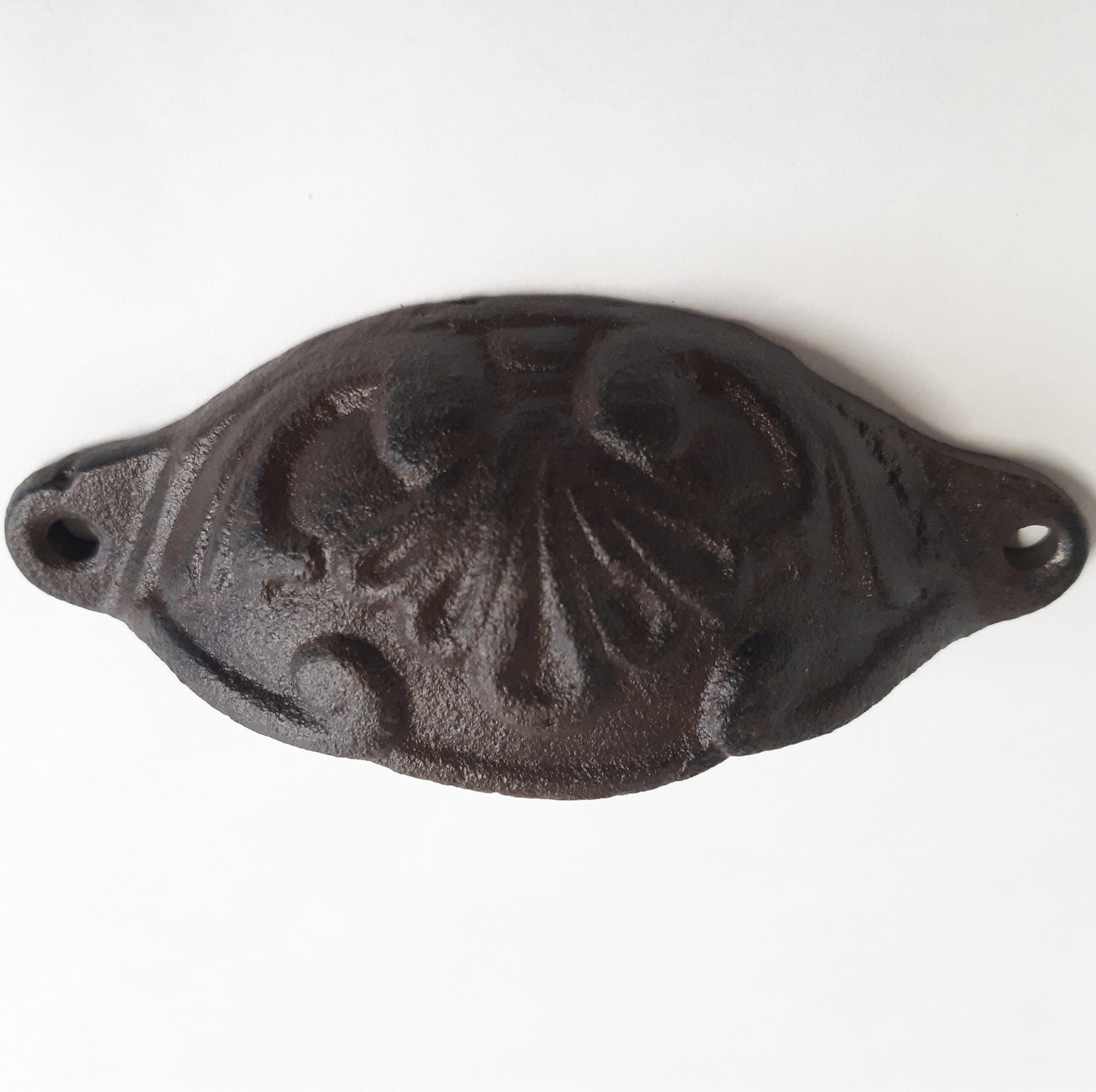 Antikas Möbelbeschlag Nostalgischer Muschelgriff im schlichten Design, Möbelgriff aus