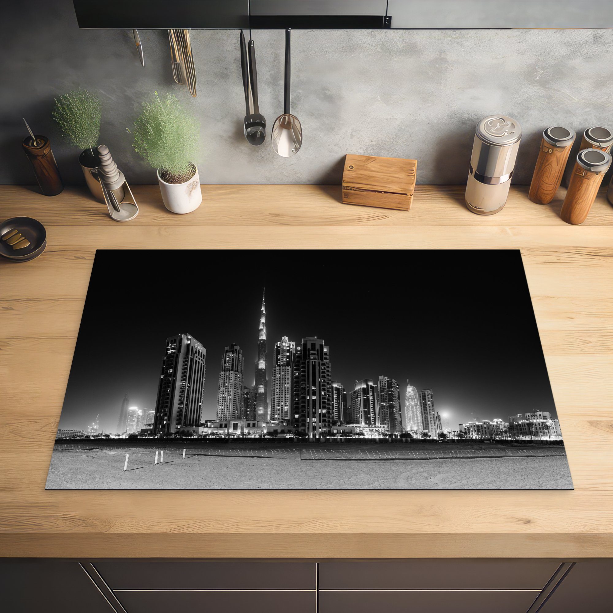 Herdblende-/Abdeckplatte Skyline 81x52 - Dubai, Induktionskochfeld küche, Ceranfeldabdeckung Schwarz (1 MuchoWow - tlg), - Schutz Vinyl, die für Weiß cm,