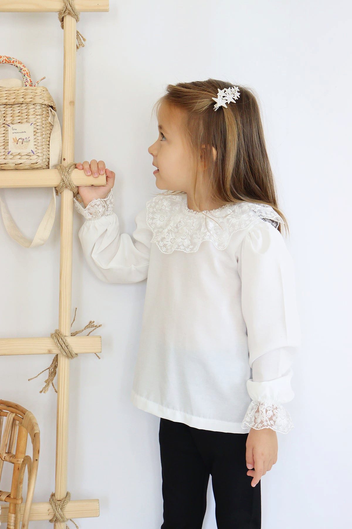 Langarmshirt Weißes Langarmshirt mit Spitzendetails am Kragen und an den Ärmelenden