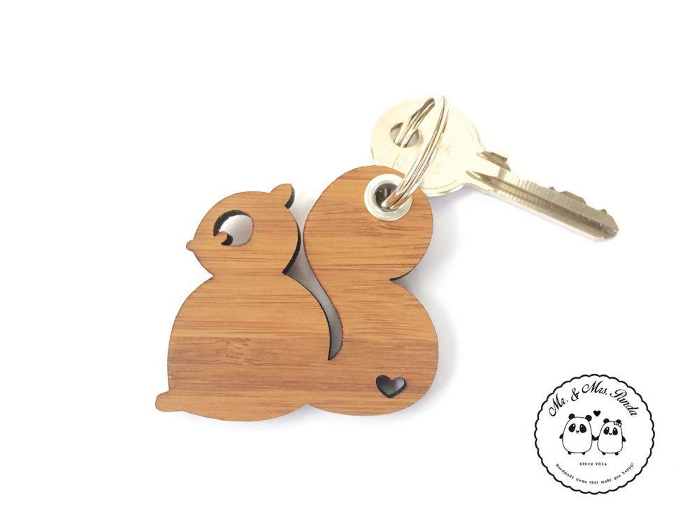 Mr. & Mrs. Panda Schlüsselanhänger Eichhörnchen - Geschenk, Taschenanhänger, Schlüsselanhänger, Anhänger, Glücksbringer, Wood, Waldtiere, Eichhorn (1-tlg)