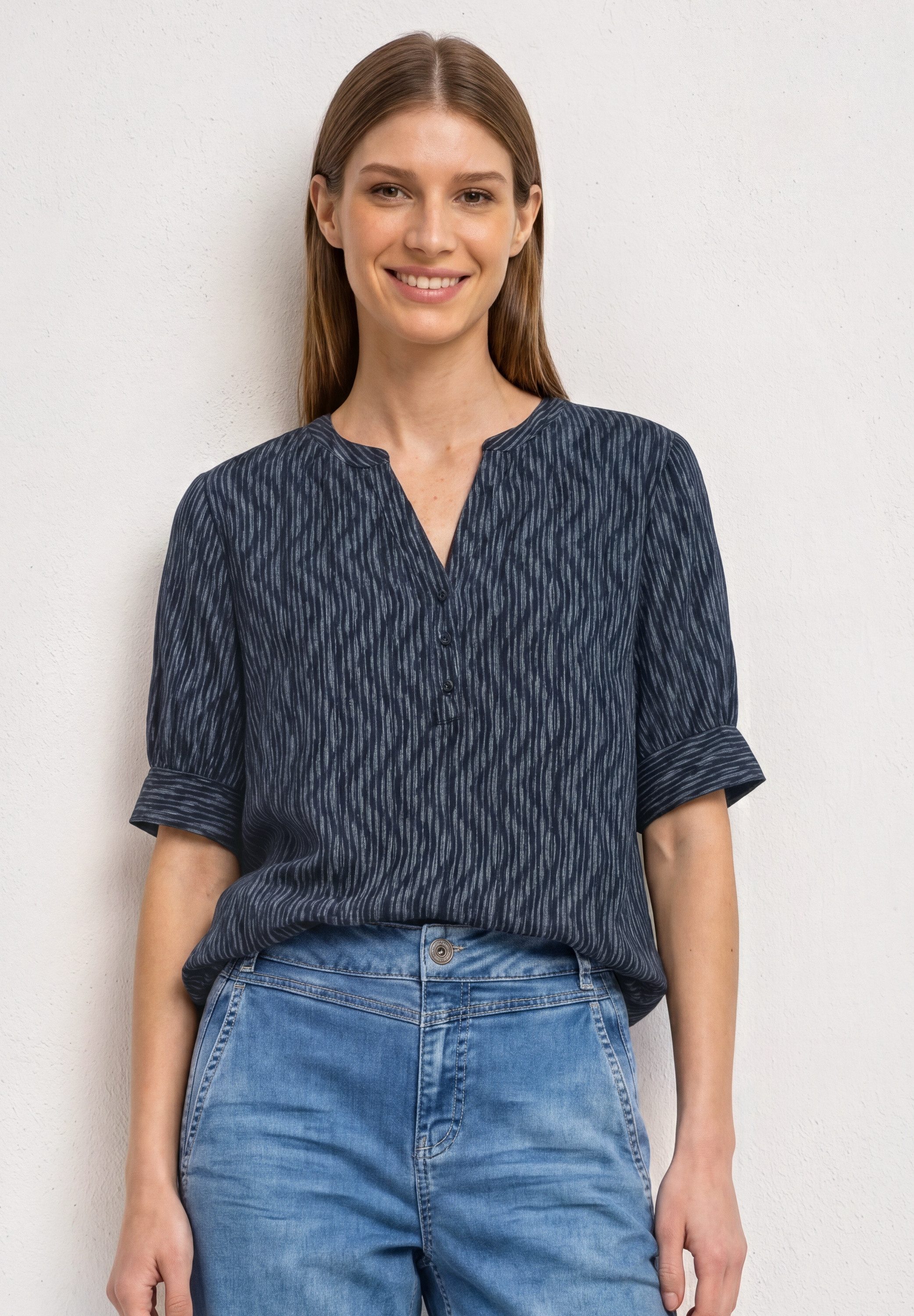 STREET ONE Kurzarmbluse Kurze Sommerbluse mit Allover-Print und Splitneck