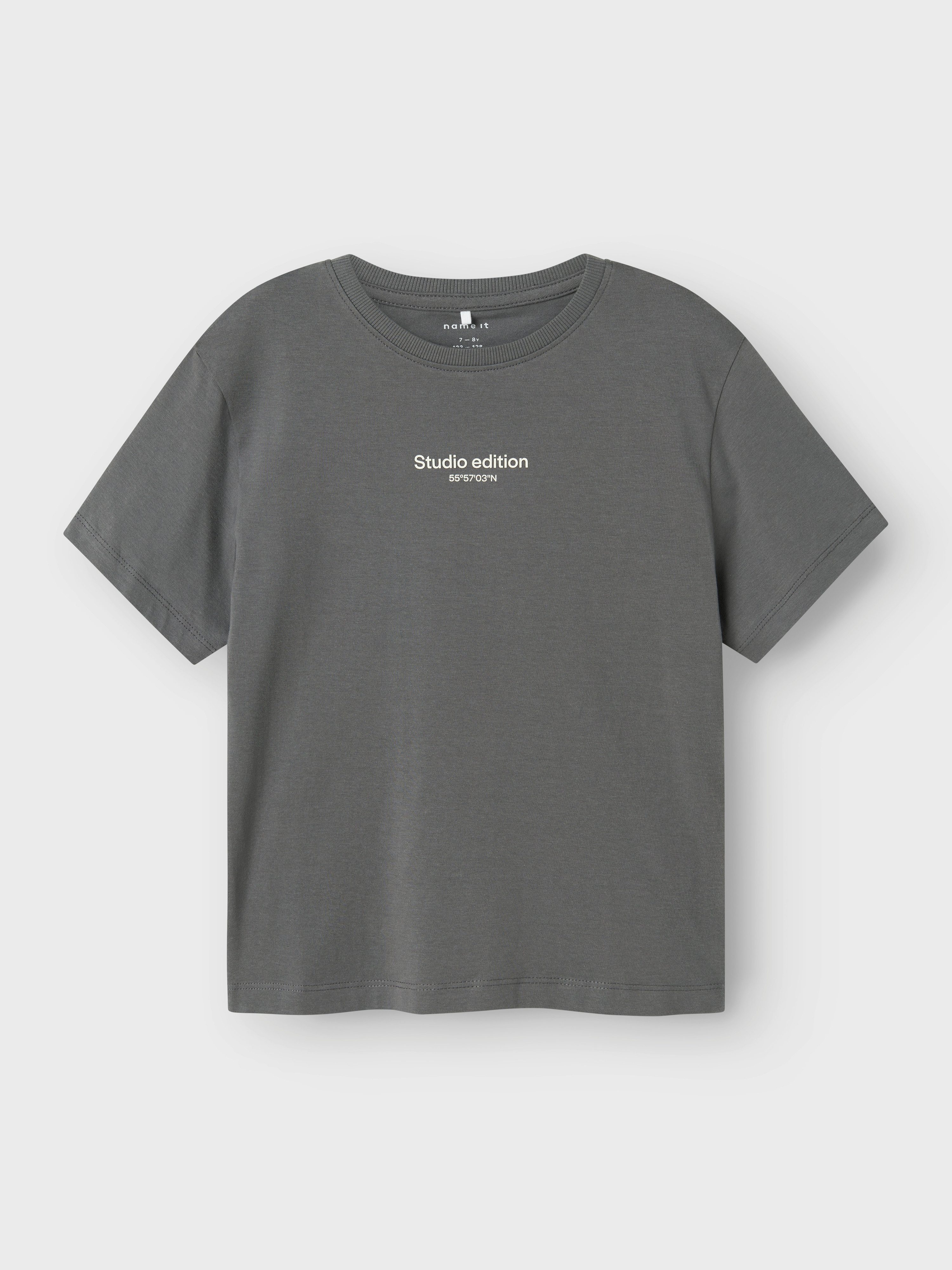 Name It T-Shirt NKMBRODY SS NREG TOP NOOS mit dezentem 3D-Frontmotiv