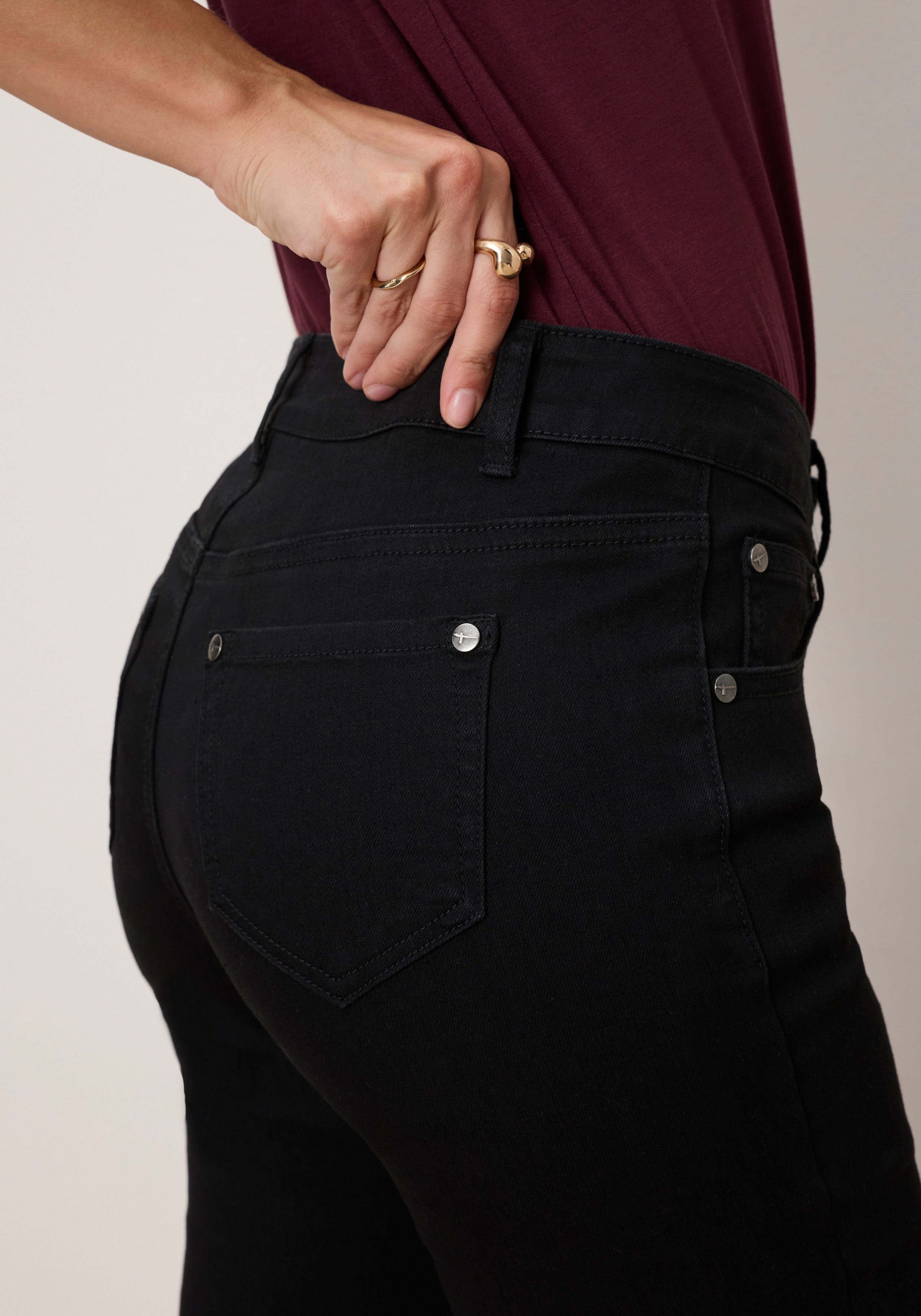 Tamaris Bootcut-Jeans mit lockerem Schnitt, aus fließender Viskose-Qualität Reguläre Leibhöhe, Bootcut, mit ausgestelltem Bein. € 59,99, (€ 59,99 pro 1 Stk).