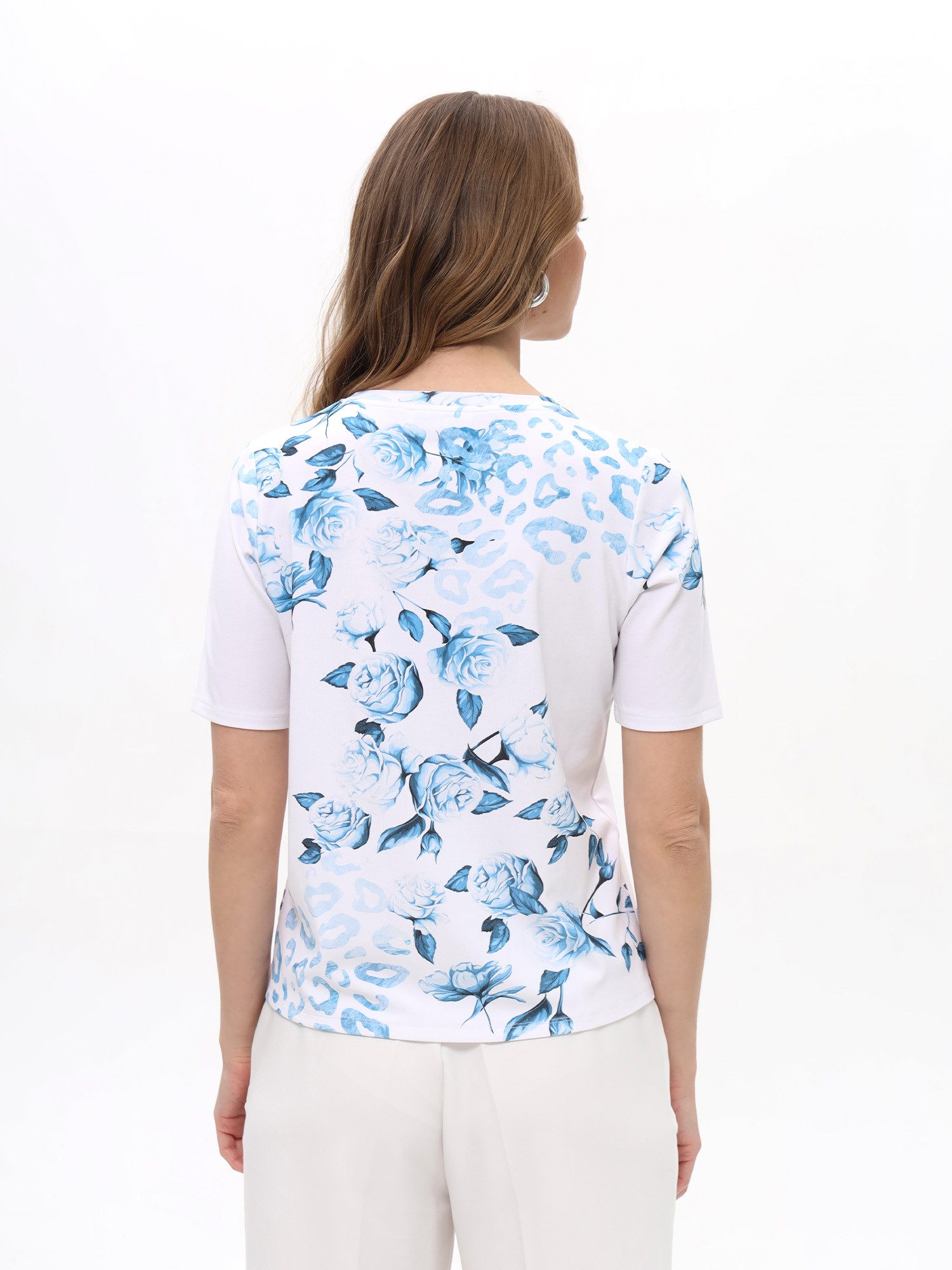 Passioni T-Shirt in weiß mit hellblauen Blumen und einem V-Ausschnitt Weißes Sommer T-Shirt mit Mustermix aus Blumen und Leopardenprint