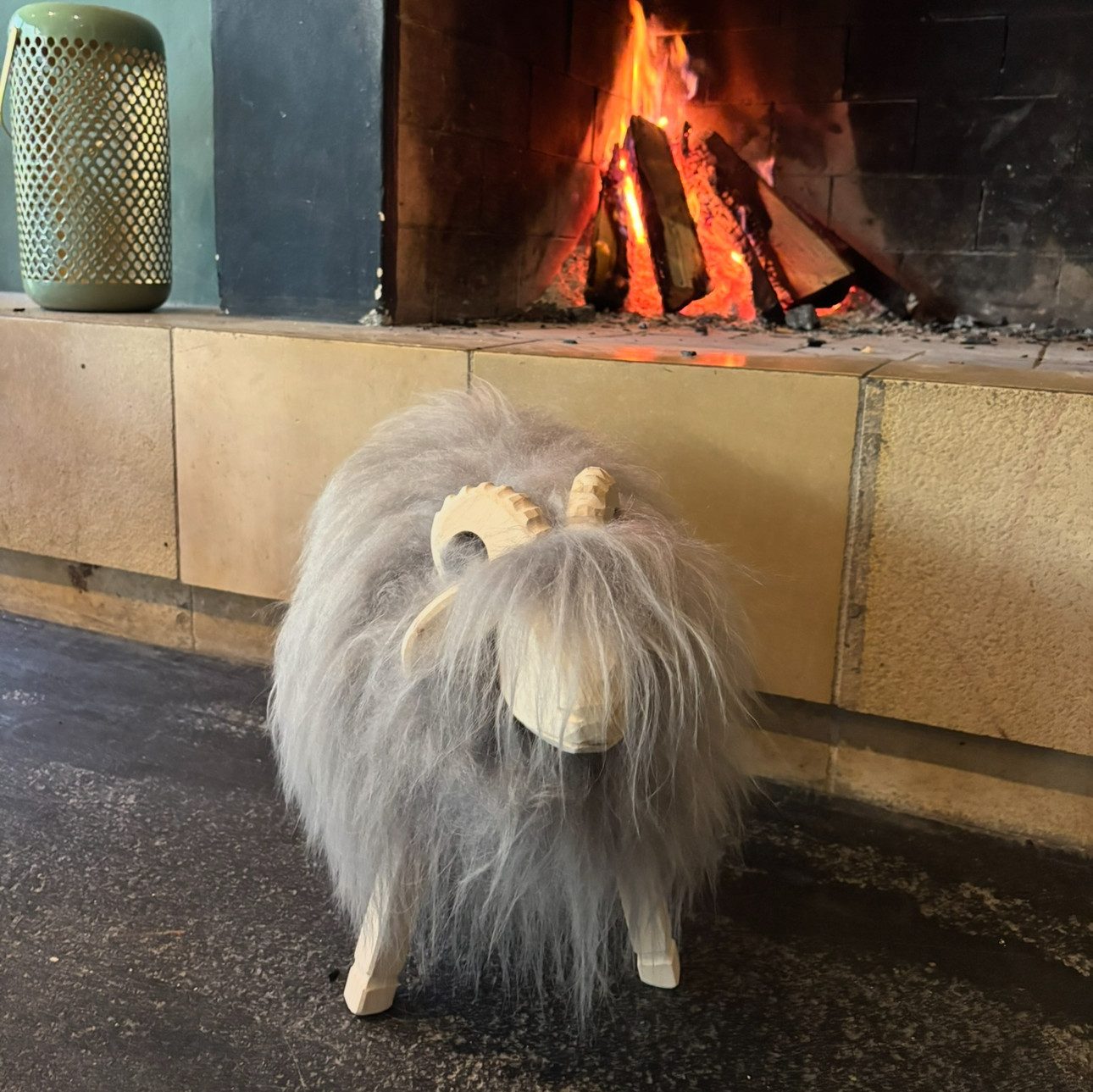 LIRA Deko Dekoobjekt Schafhocker Tierhocker-Kieferholz 100% Islandschaffell handgeschnitzt (verschiedene Farben und Größen), Perfekt für jeden Anlass, auch geeignet für Hütten&Chalets