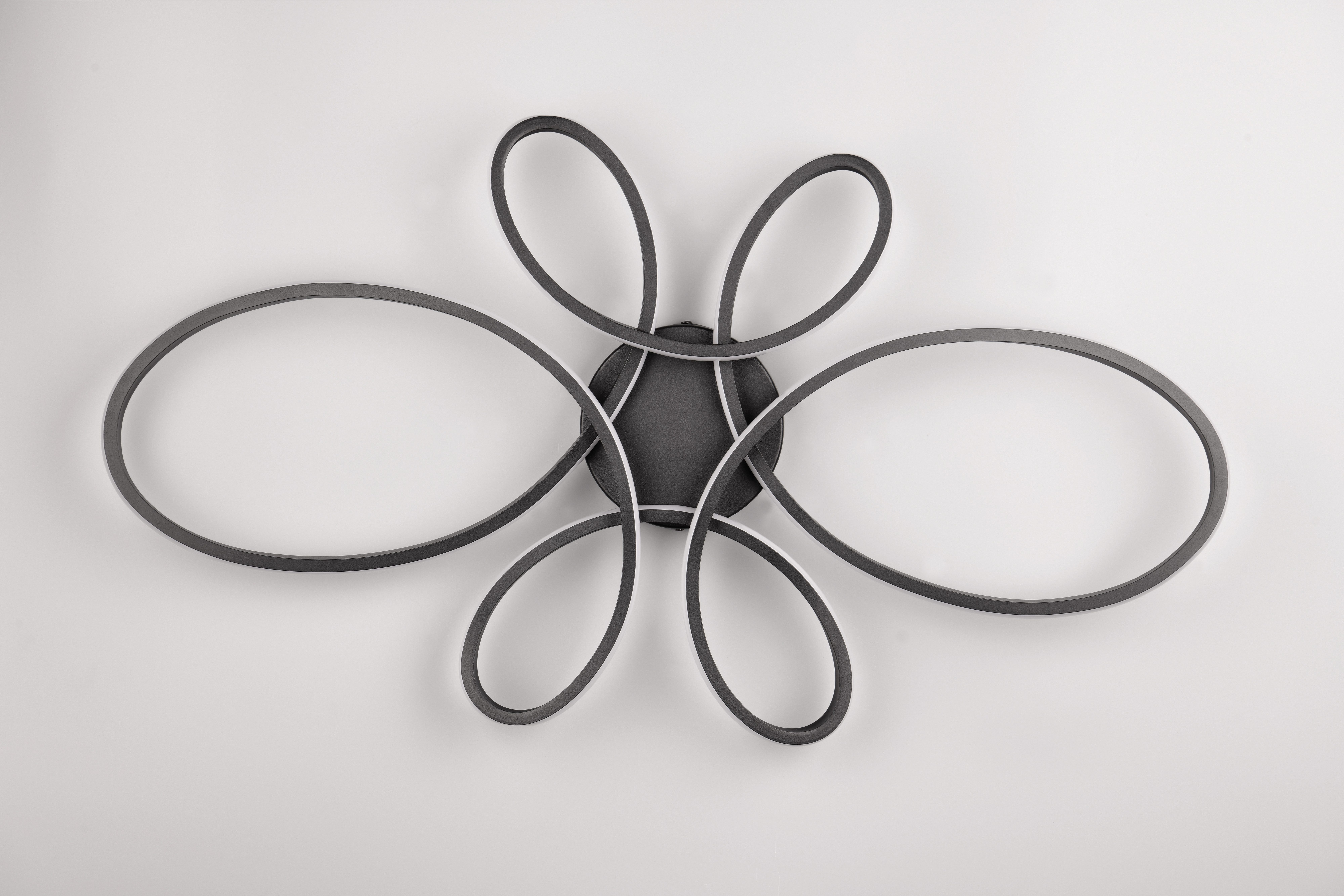 TRIO Leuchten LED Deckenleuchte FLY, Deckenlampe LED 32W 3900 Lumen warmweiß 3000K 3-Stufen dimmbar, Dimmfunktion, LED fest integriert, Warmweiß, Maße 83x45 cm, LED Band Schleife Deckenlampe Schlafzimmer Wohnzimmer