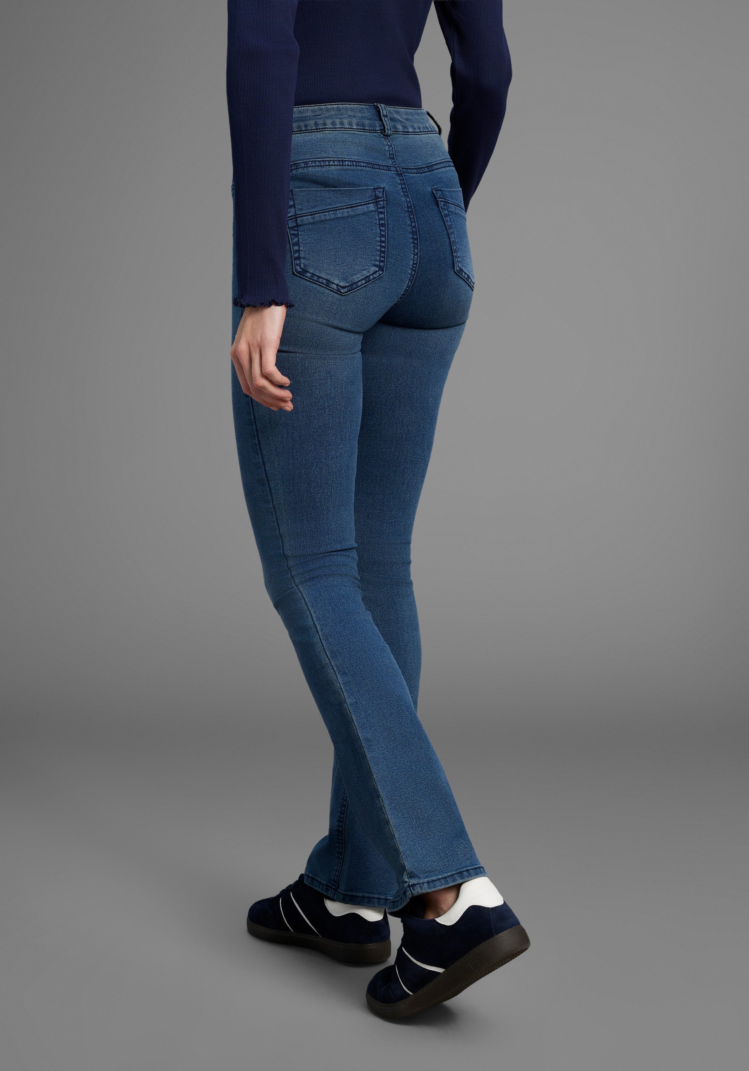 Arizona Bootcut-Jeans Ultra Stretch ausgestellte Beinform, Used-Waschung, hohe Leibhöhe