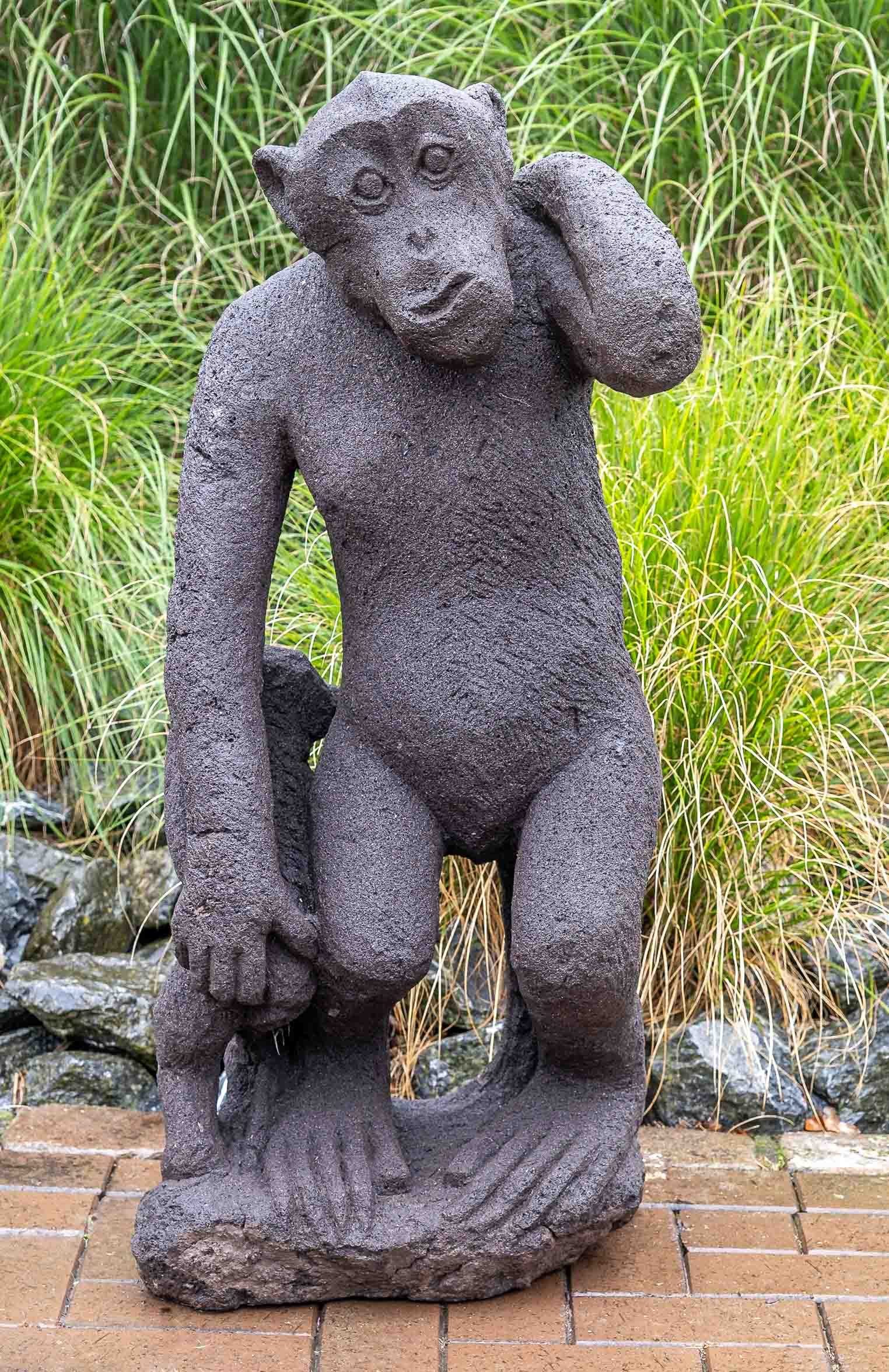 IDYL Gartenfigur IDYL Lavastein Figur Affe mit Kind, Lavastein– ein Naturprodukt – sehr robust – witterungsbeständig gegen Frost, Regen und UV-Strahlung.