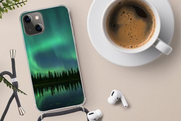 MuchoWow Handyhülle Nordlicht - Bäume - Wasser - Alaska, Handyhülle Telefonhülle Apple iPhone 13